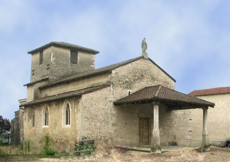 la photo montre l'extérieur de l'église