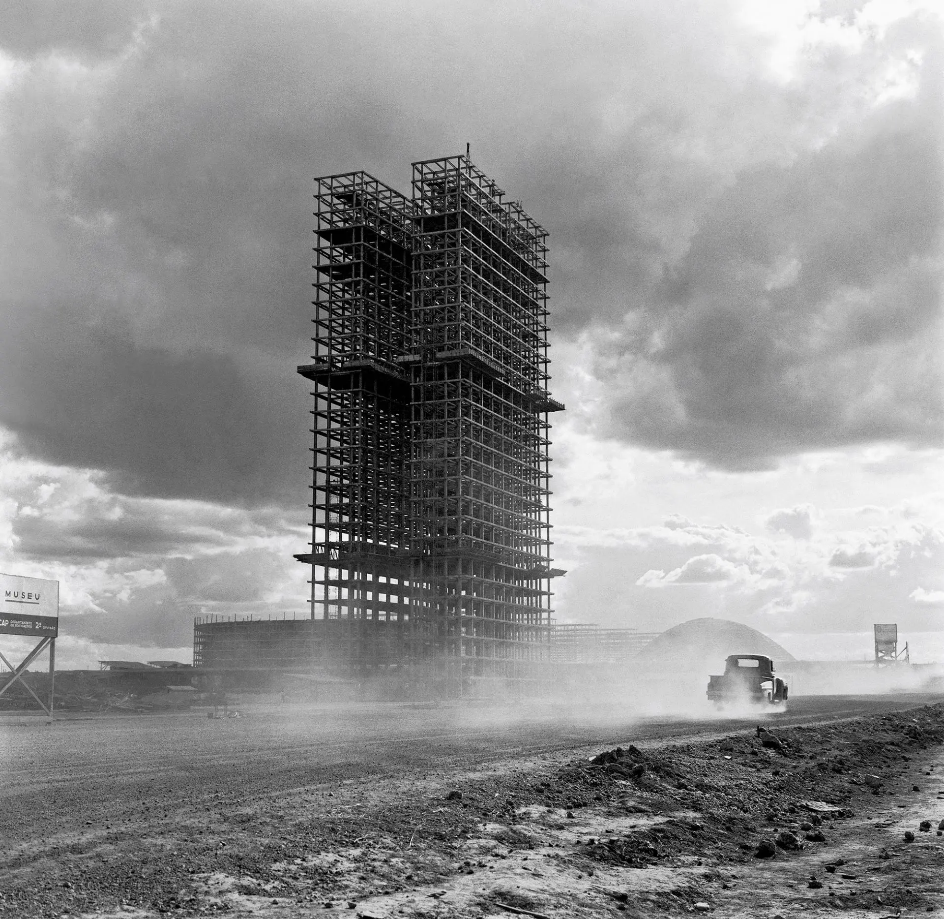 photo d'un bâtiment en construction avec échaffaudage