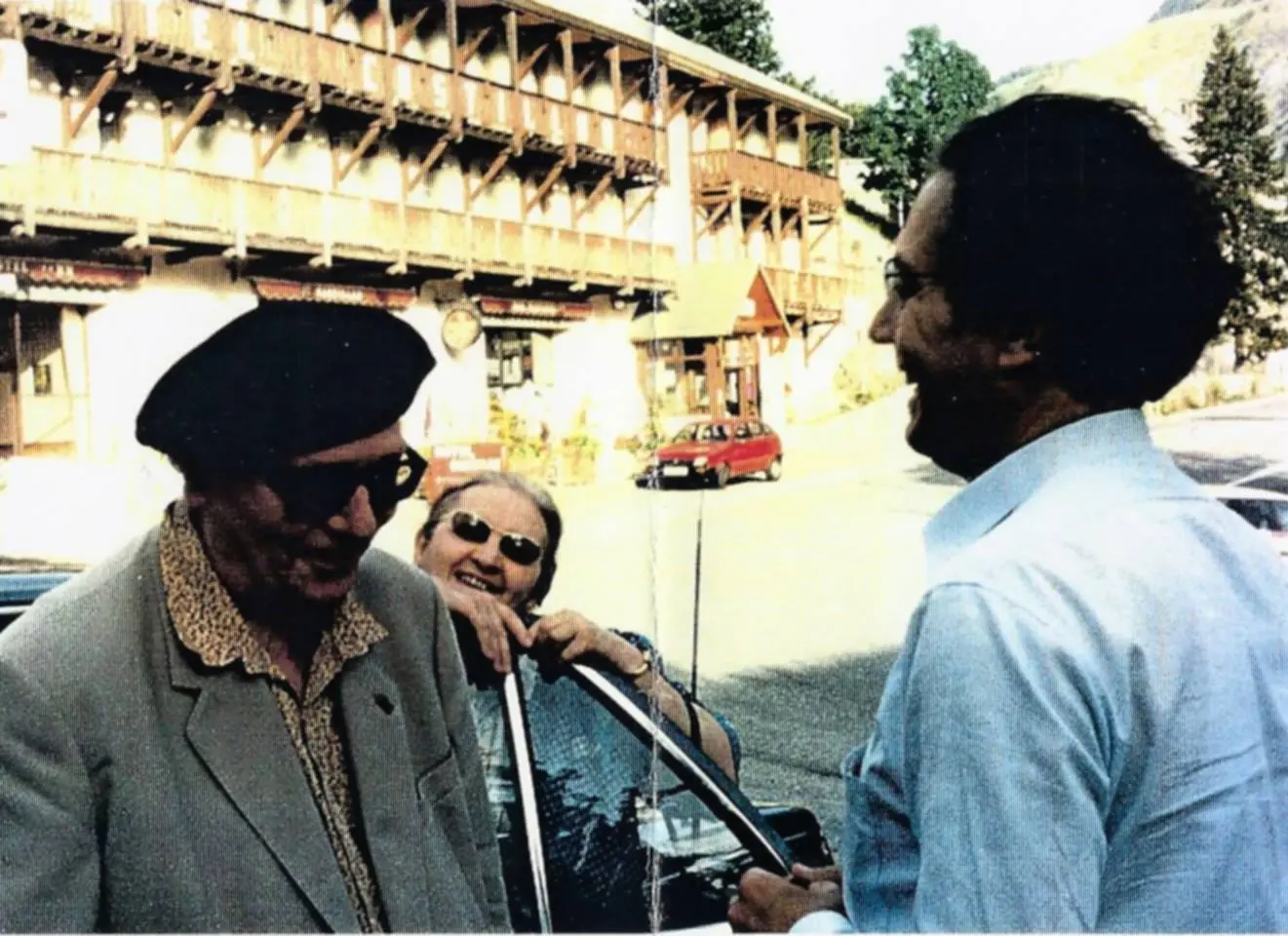 Olivier Messiaen à La Grave (à l'arrière-plan l'hôtel Castillan où il séjournait), au mois de septembre 1987, en compagnie d'Yvonne Loriod et de Karl Anton Rickenbacher. Il semblerait que ce fut la dernière apparition d'Olivier Messiaen à La Grave