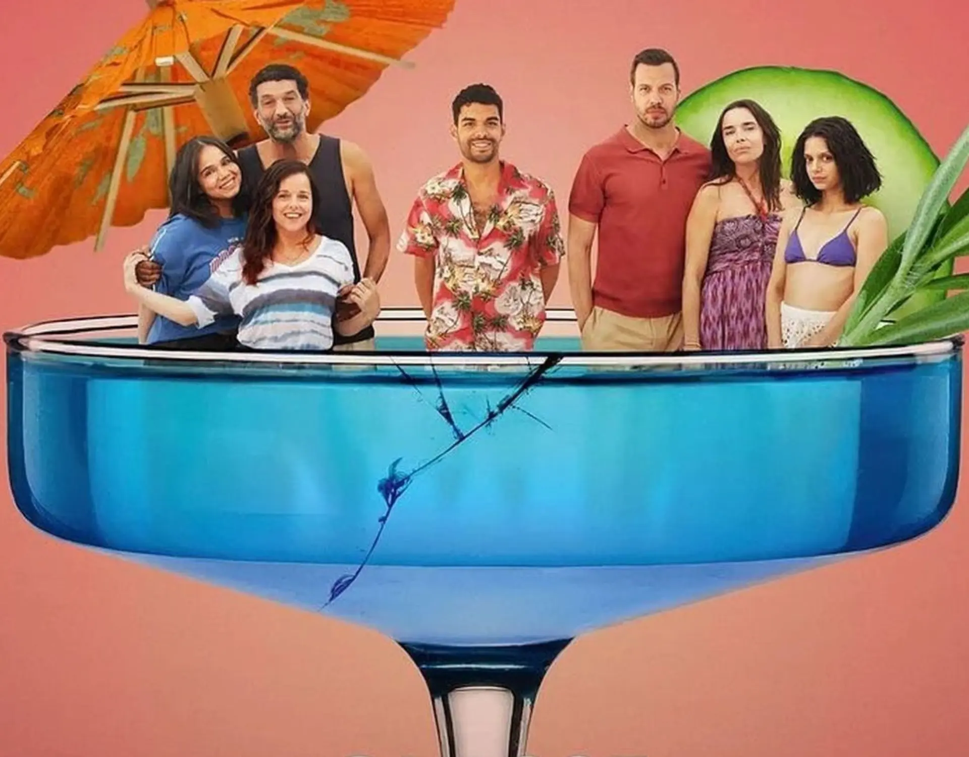 personnages dans un verre à cocktail géant