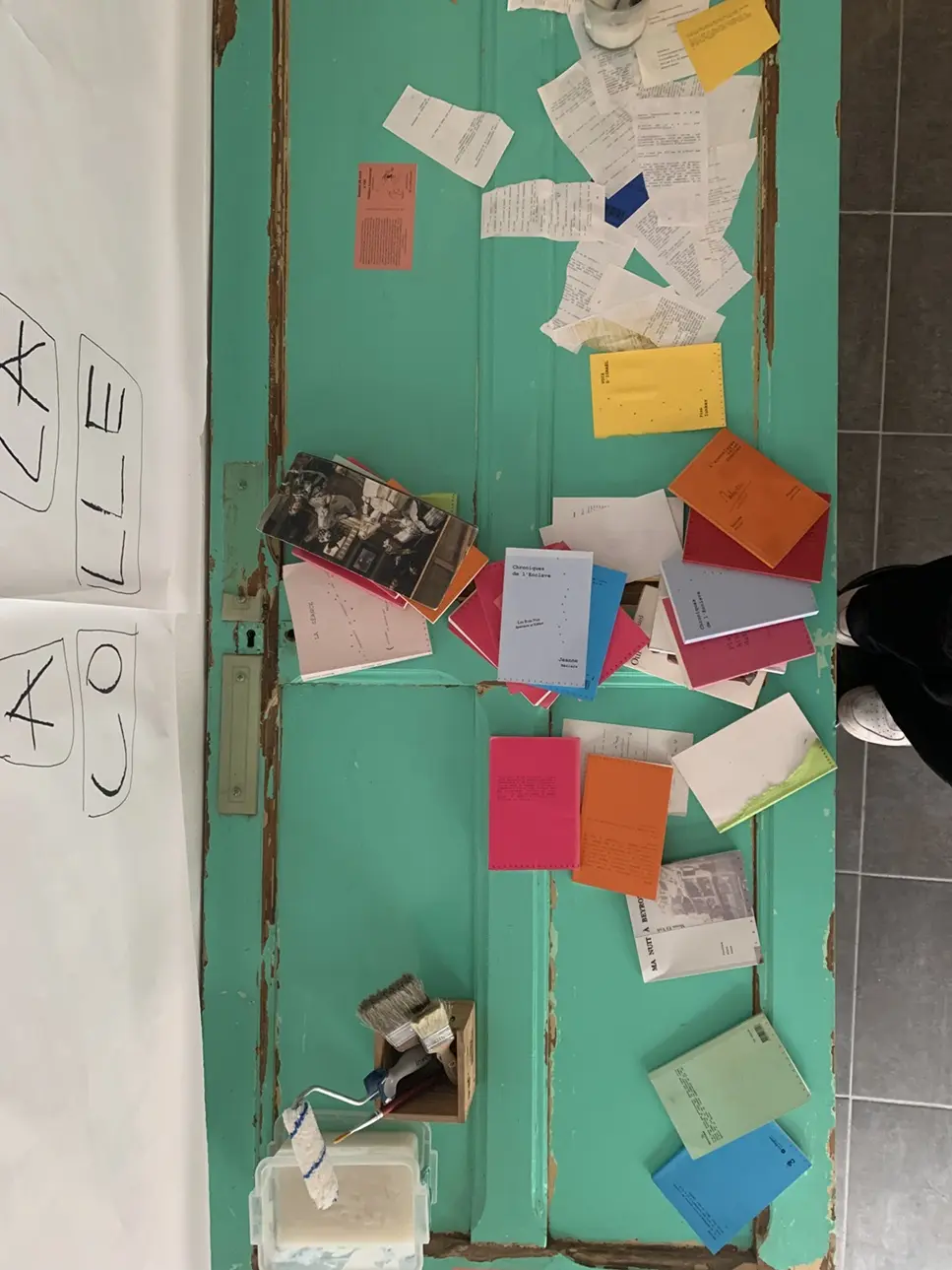 Performance éditoriale des Bras Nus par le groupe d'intervention poétique Les Marquises_Avignon