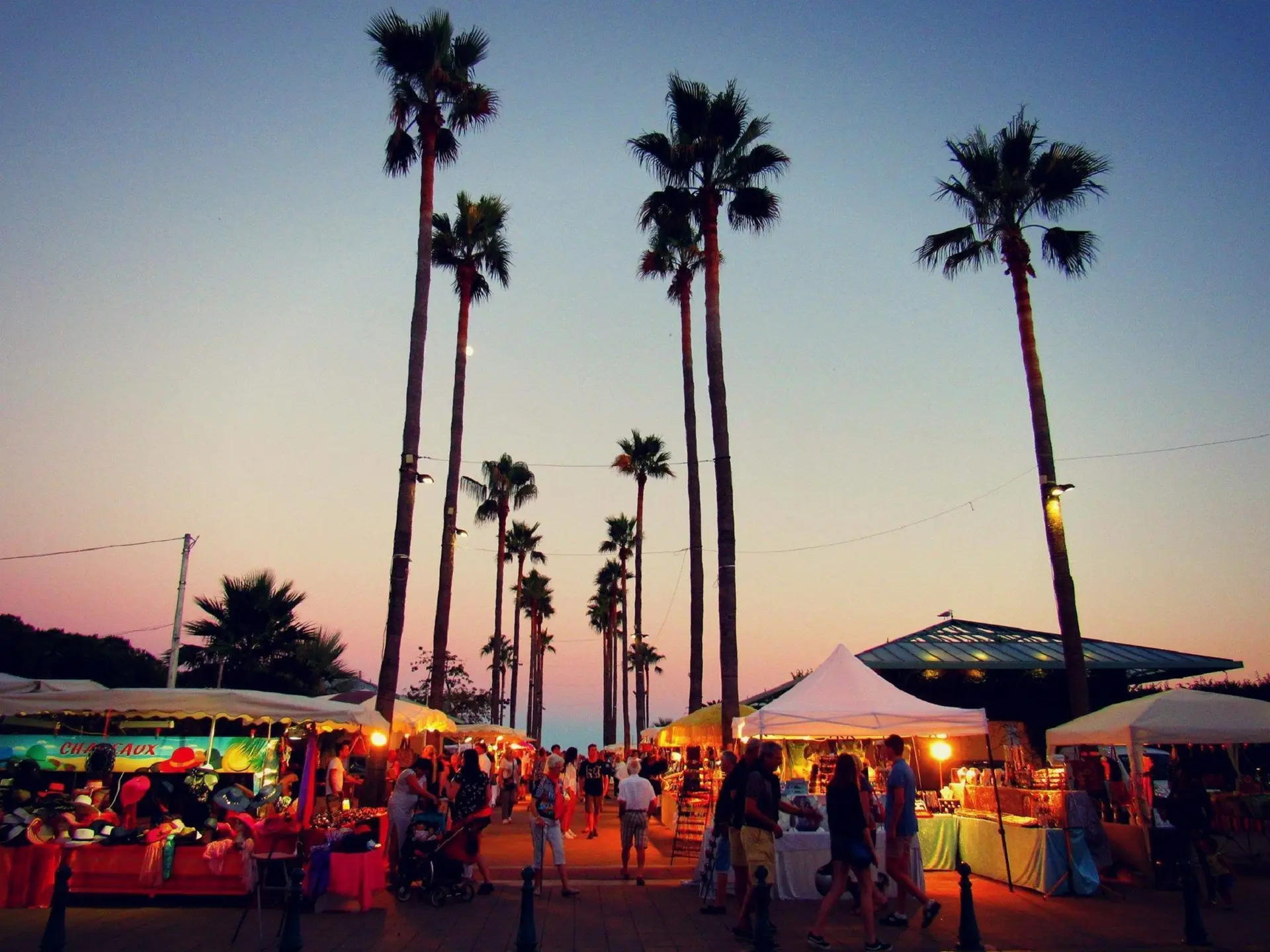 Vue du marché estival de nuit