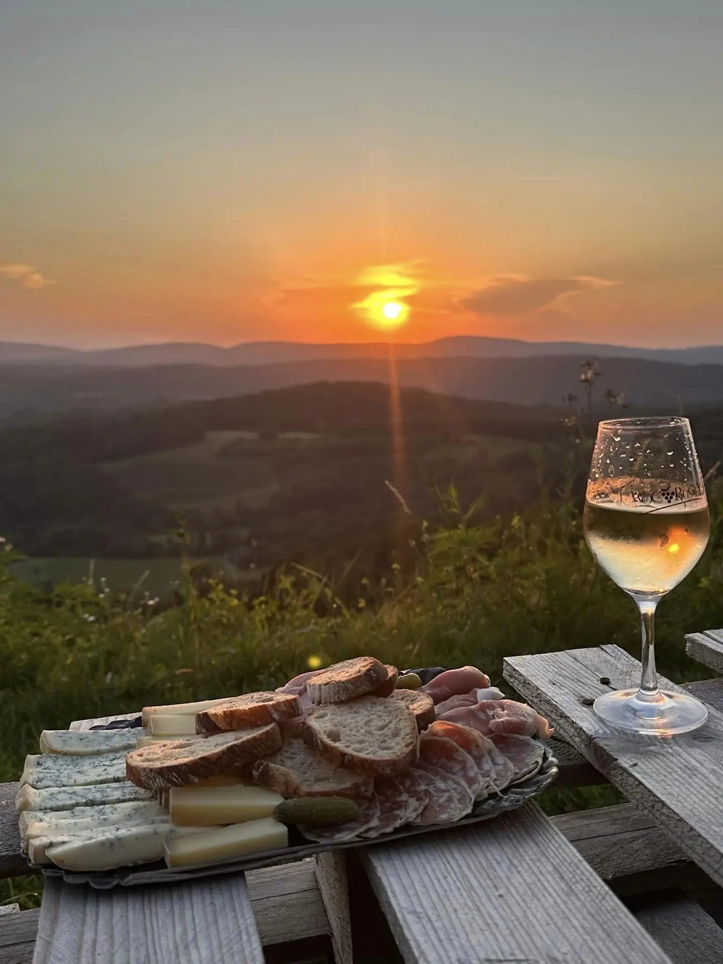 Plateau type charcuterie fromage avec vin blanc
