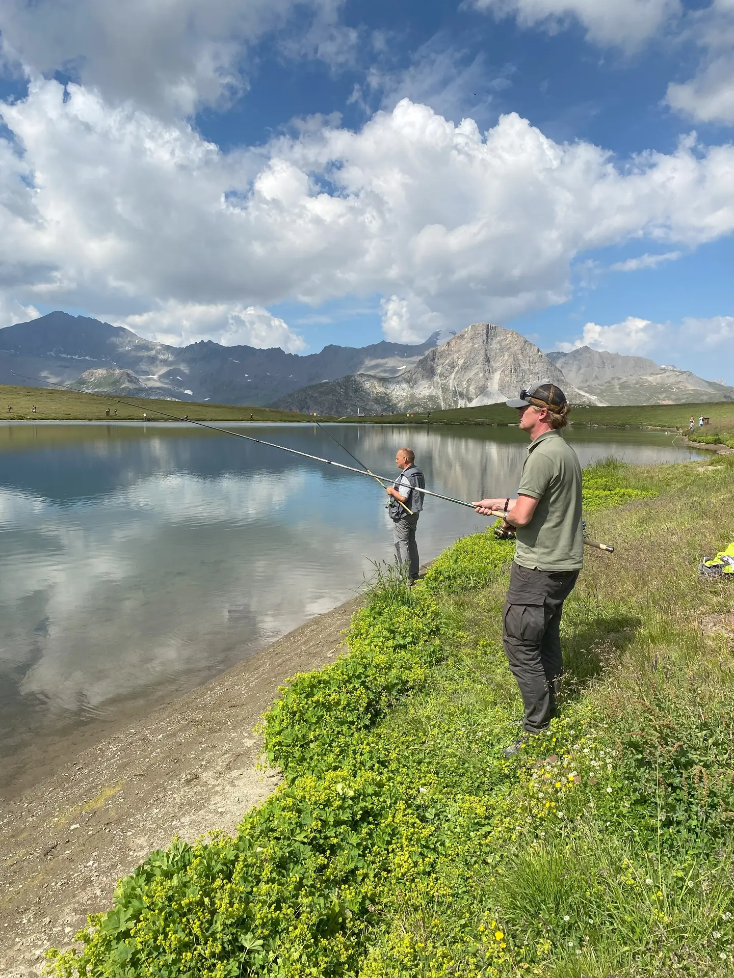 Pêche au bord du lac de l'Ouillette à Val d'Isère en été