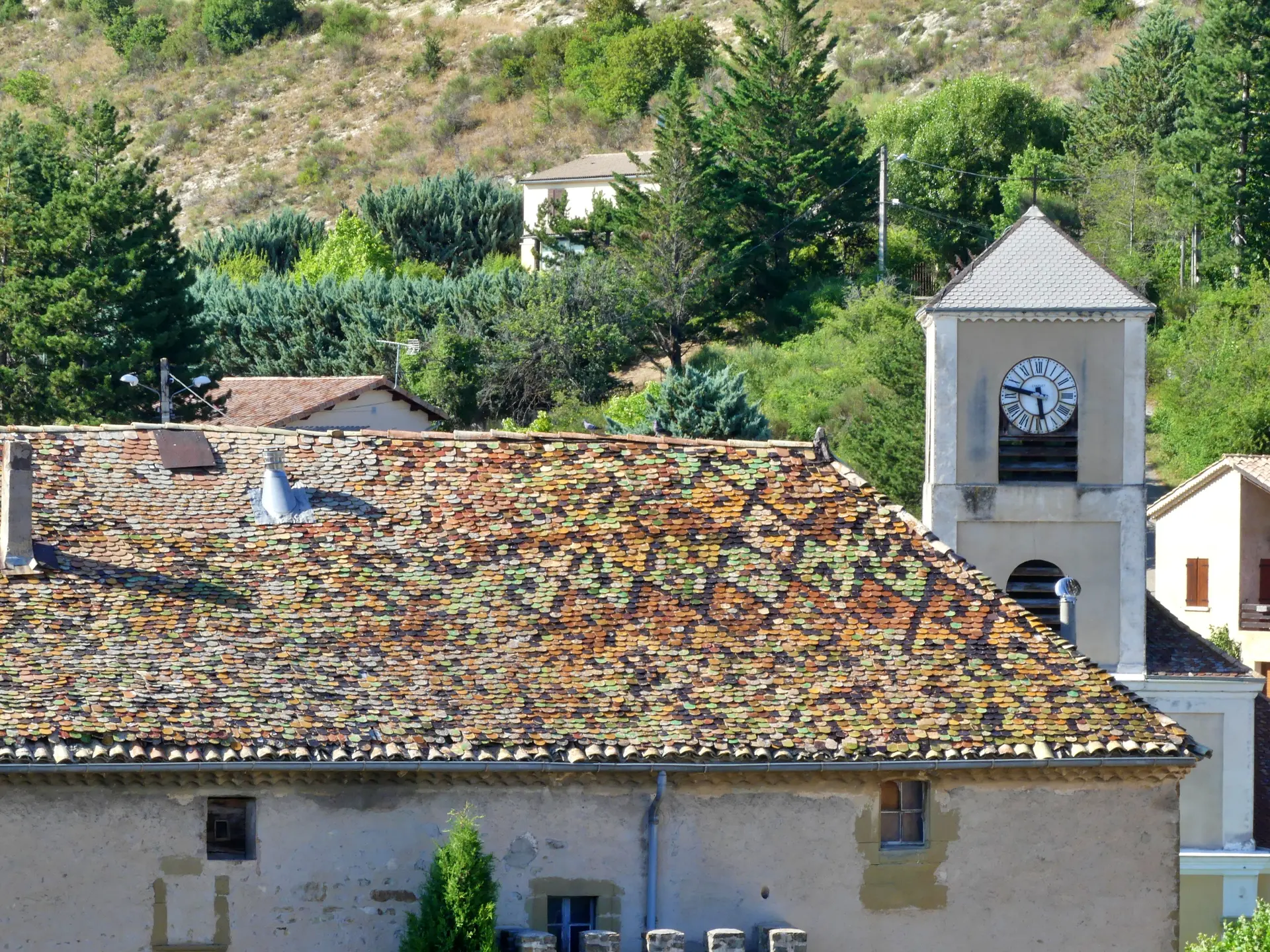 couverture en tuiles écailles vernissées à motifs de losanges