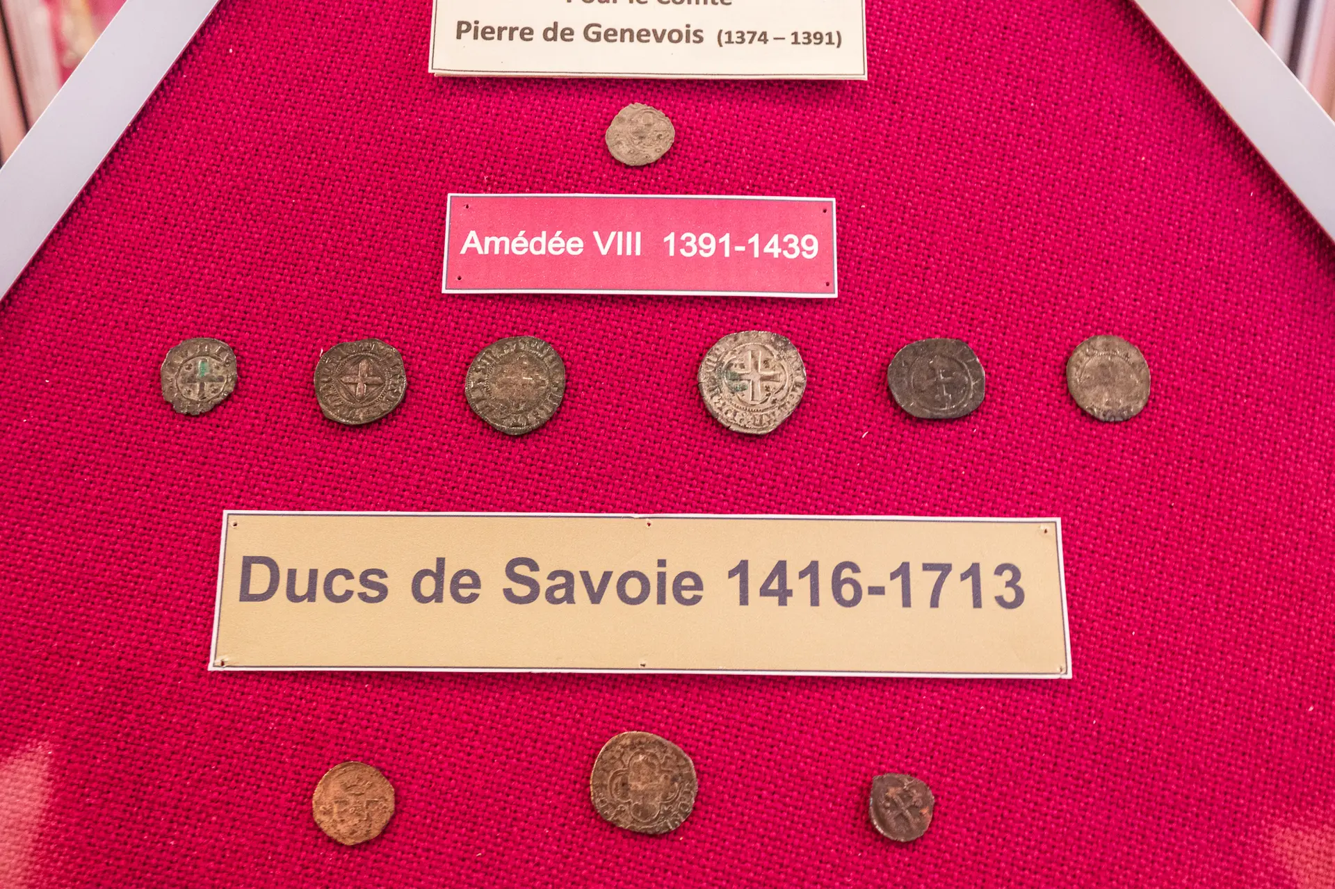 Pièces de monnaie du 14e et 15e siècle datant des Ducs de Savoie exposées au musée patrimonial de Thônes