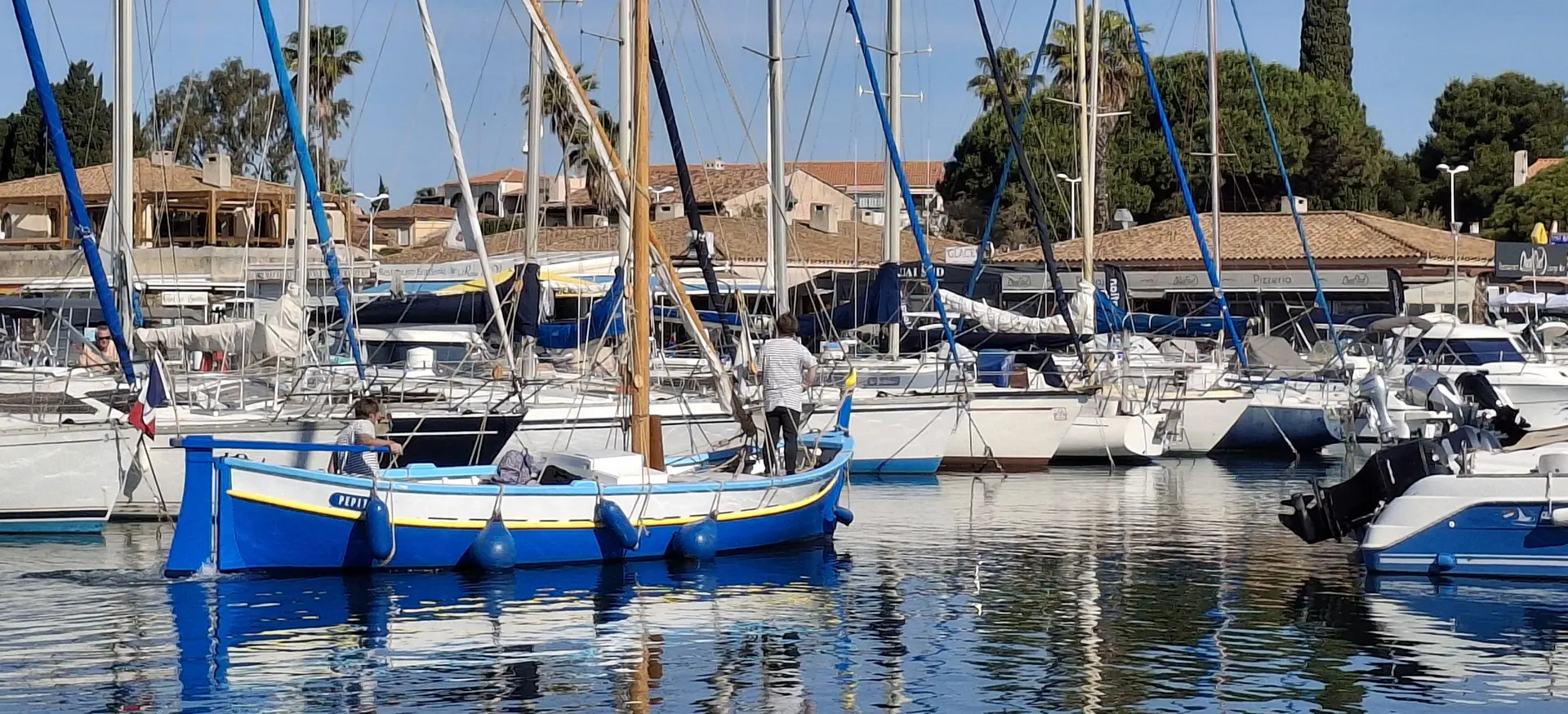 Ronds dans l'eau à bord d'un pointu_Port Miramar