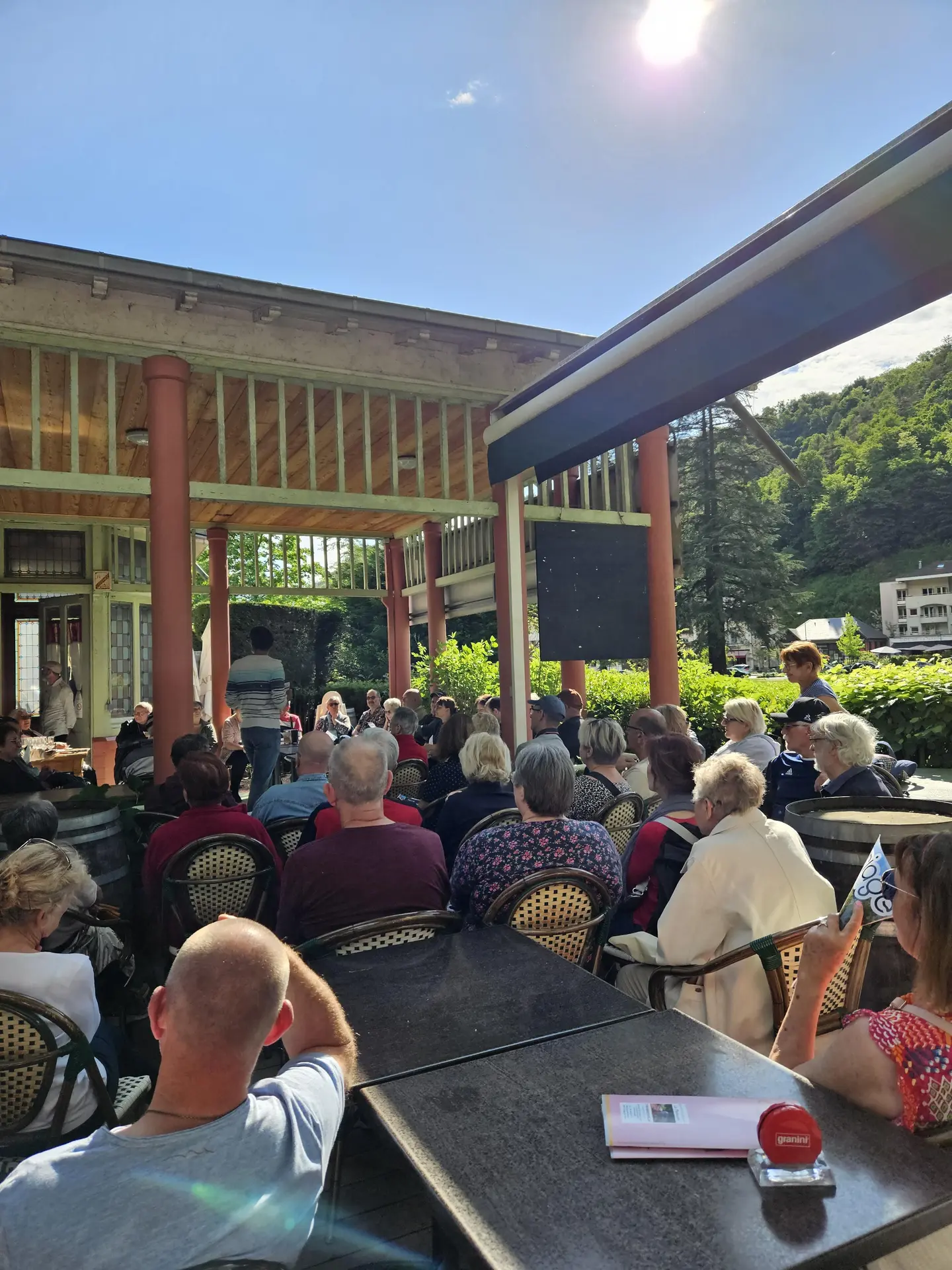 Une foule de personnes est attablée à la terrasse du Pavillon d'Armenonville.