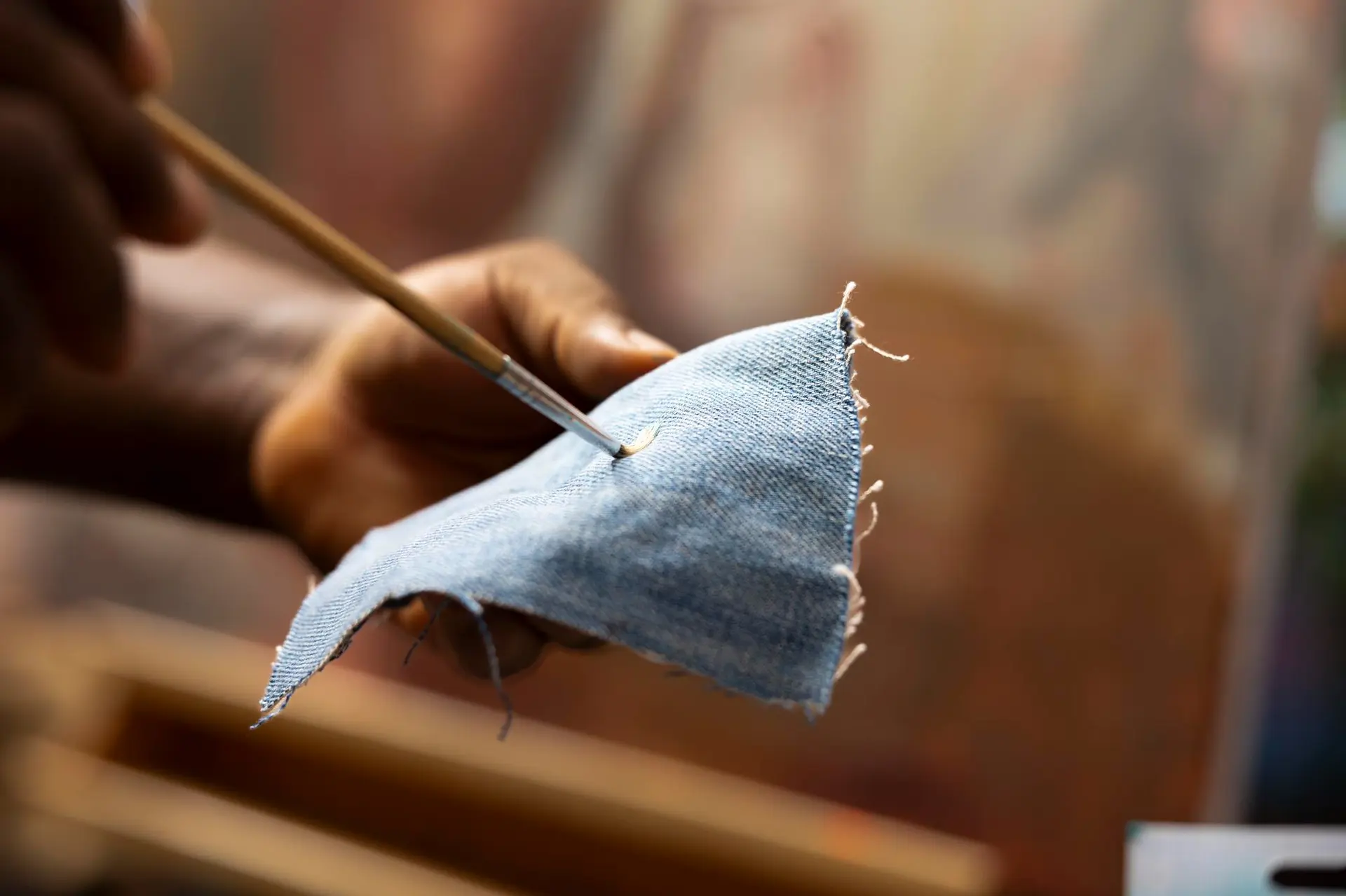 Démonstration de confection de lampes sur pied en tissu_Crêts en Belledonne