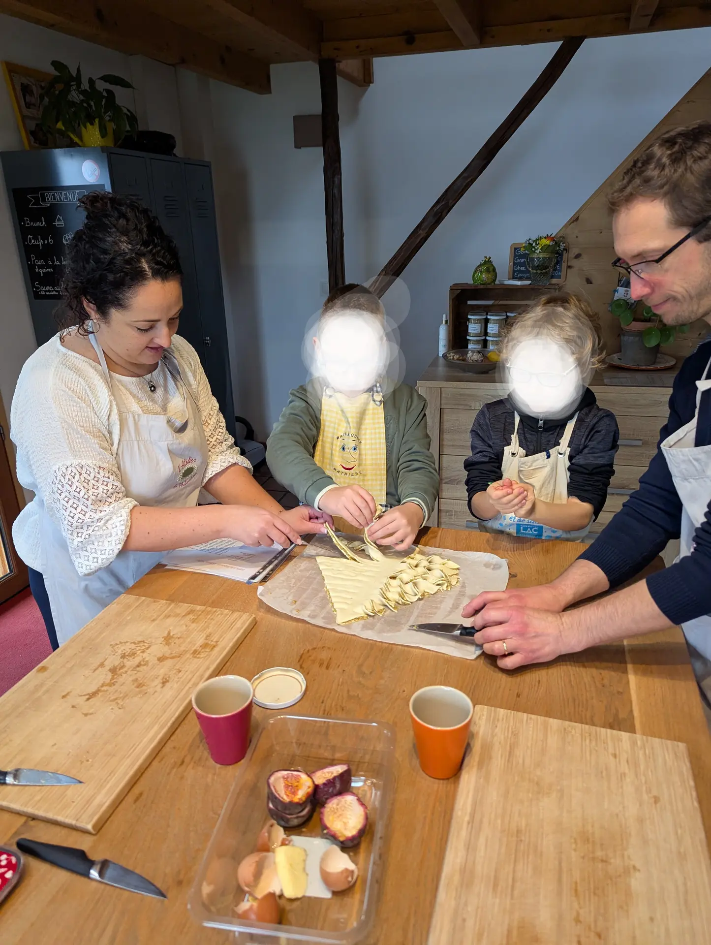 enfant et parent cuisinant ensemble