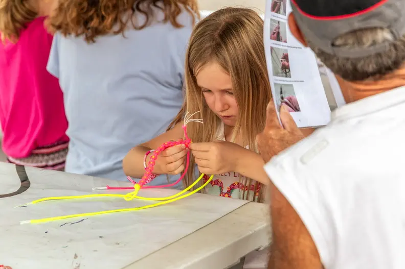 Kind maakt een armband