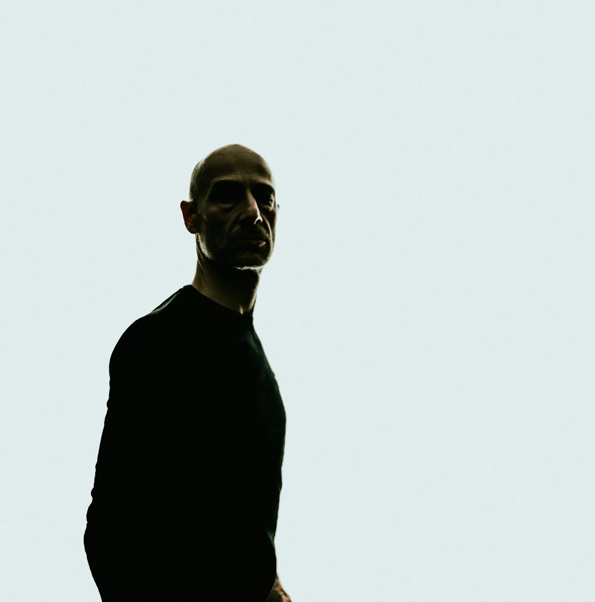 l'artiste de côté en contre jour