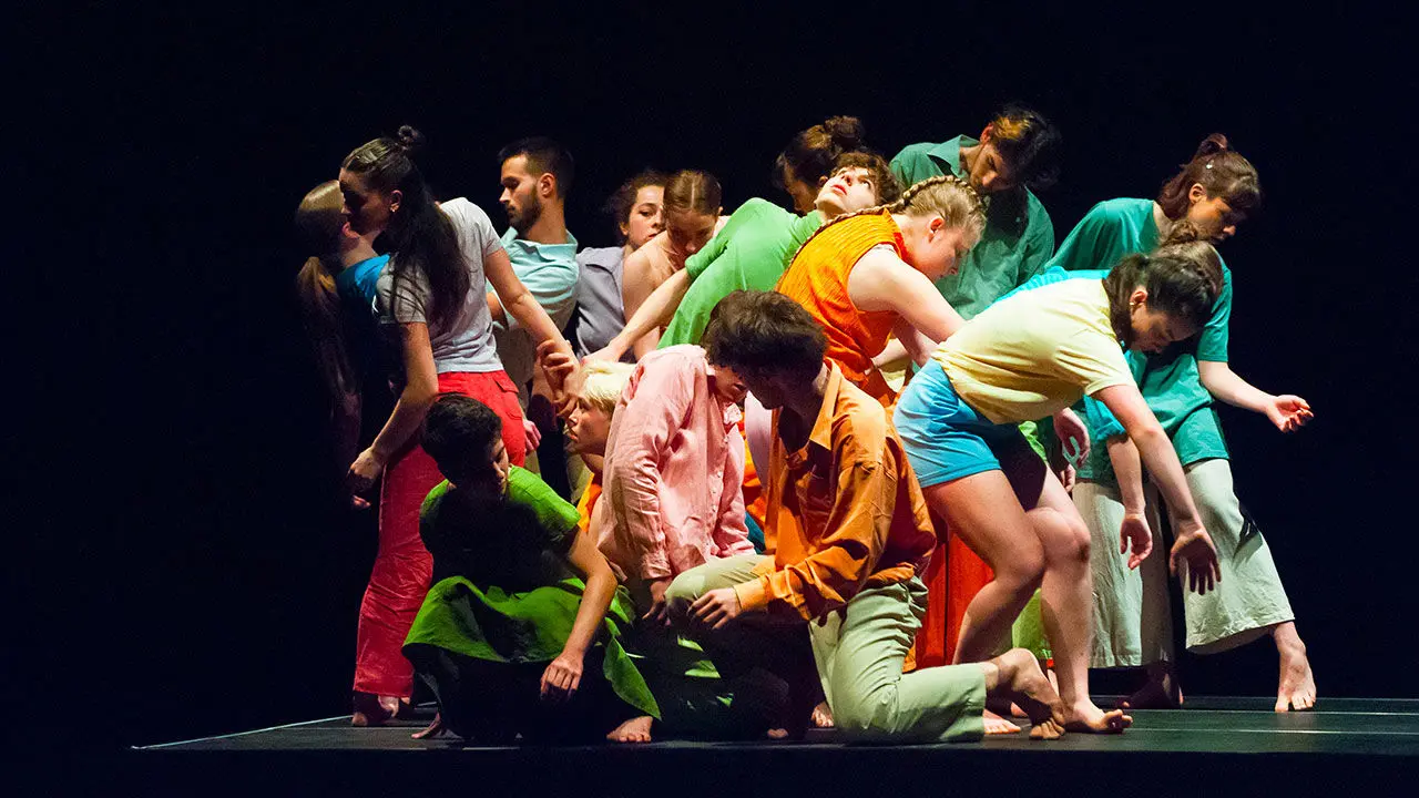 groupe de danseurs sur scène avec des habits colorés