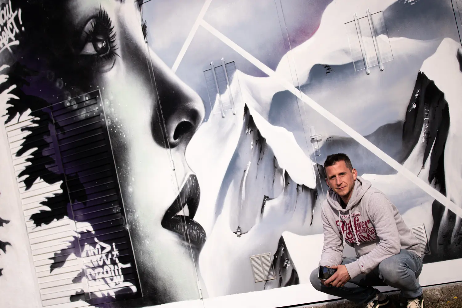 Alan Ezur et sa fresque du Cernix lors du Val d'Arly Street Art Festival 2025