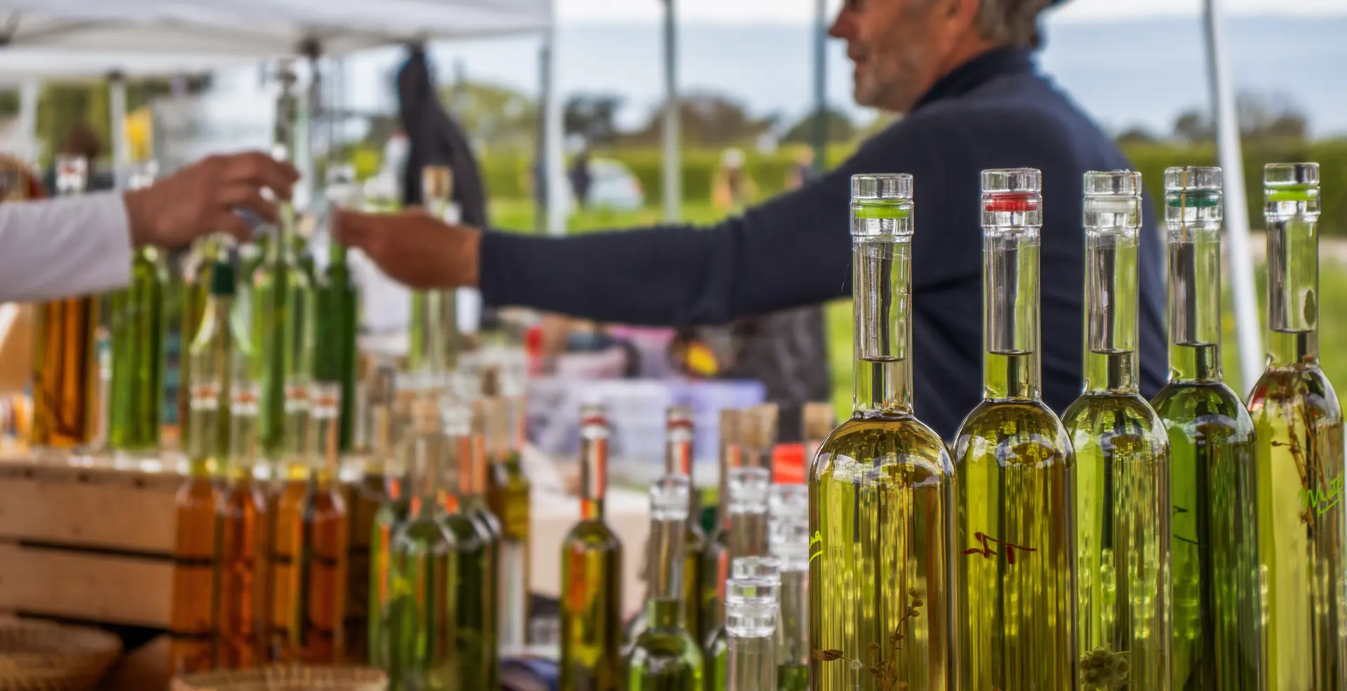 Des bouteilles remplies d'un liquide vert translucide