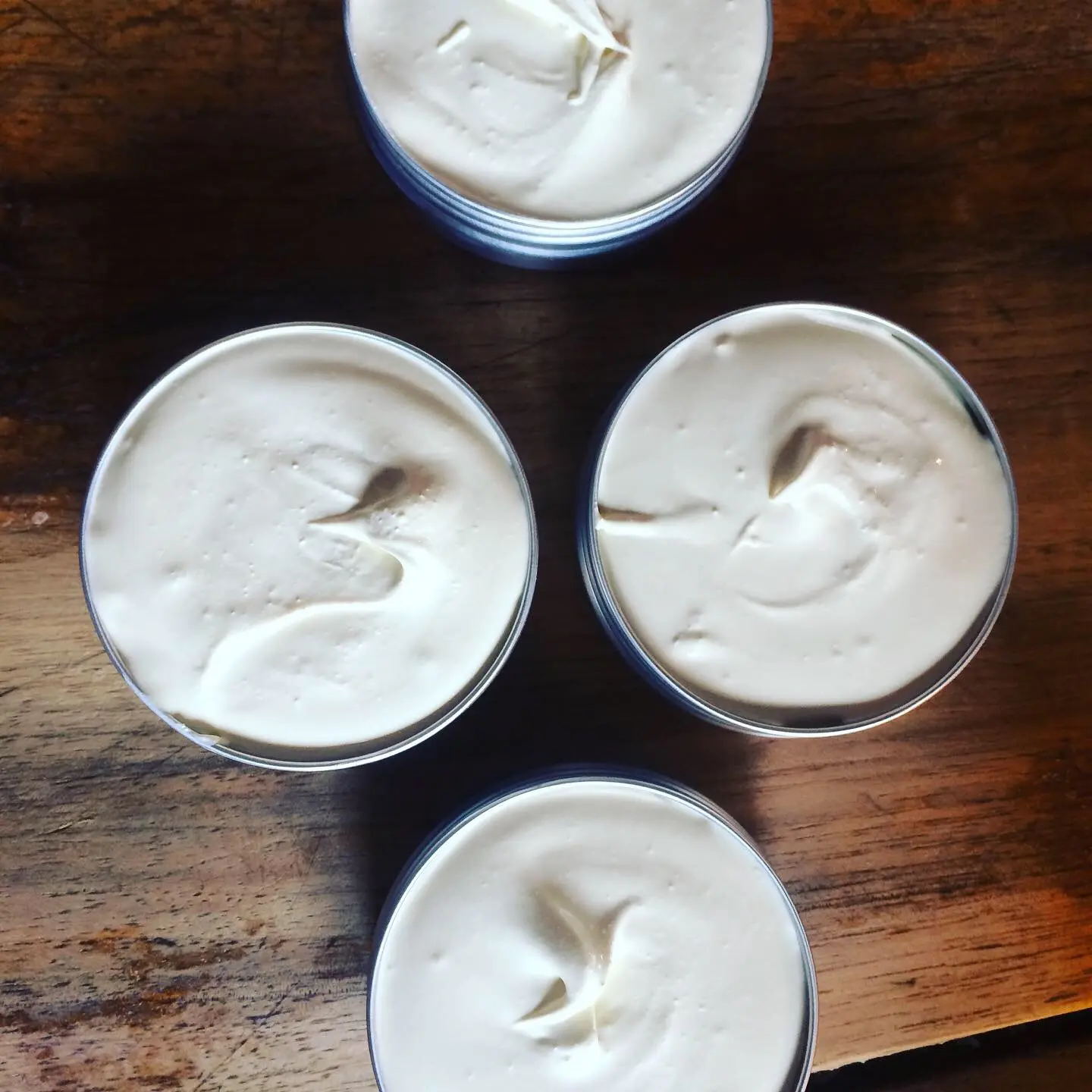 Des petits pots remplis de crème solaire.