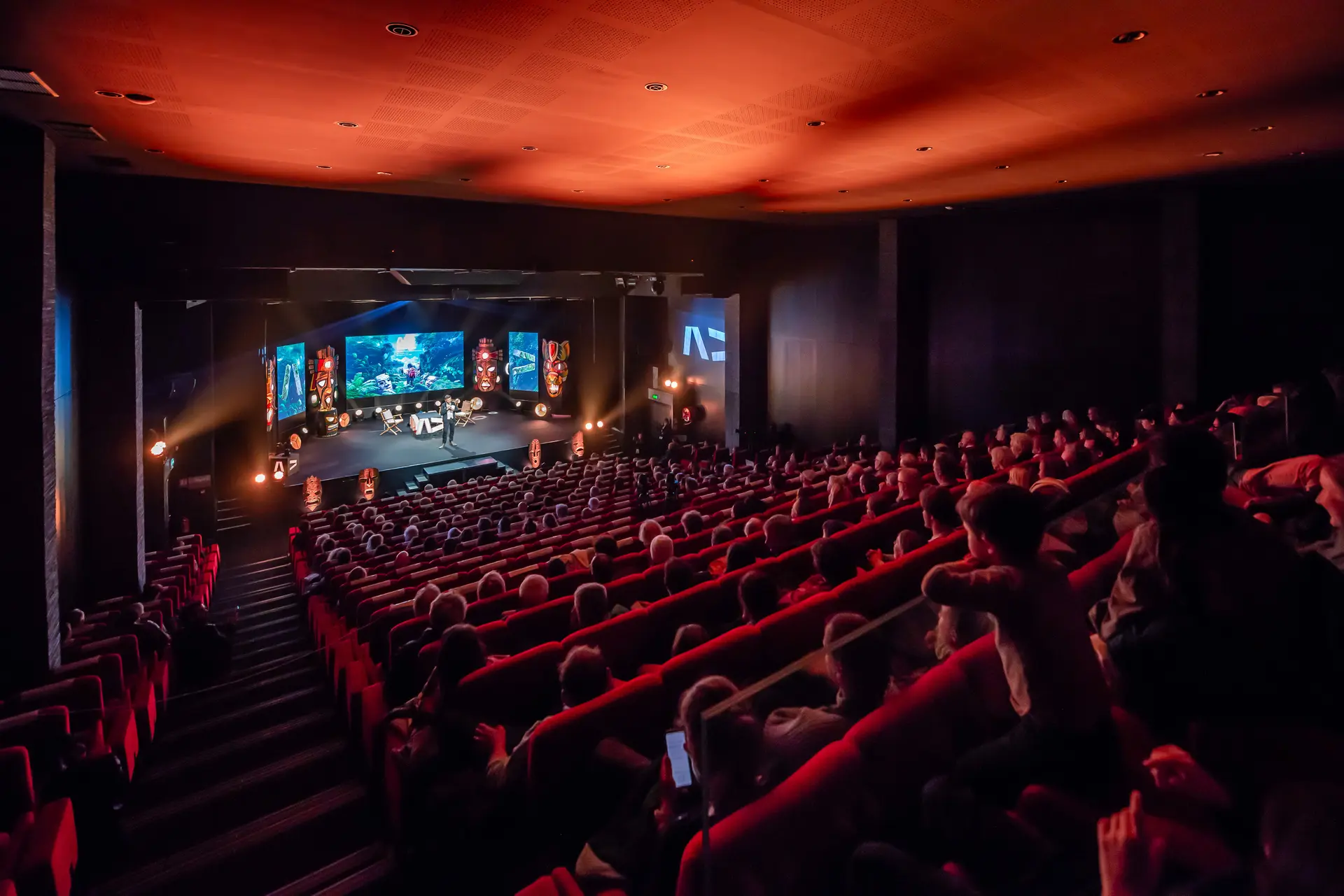 Scène de l'Auditorium du Centre de Congrès avec Sylvain Tesson