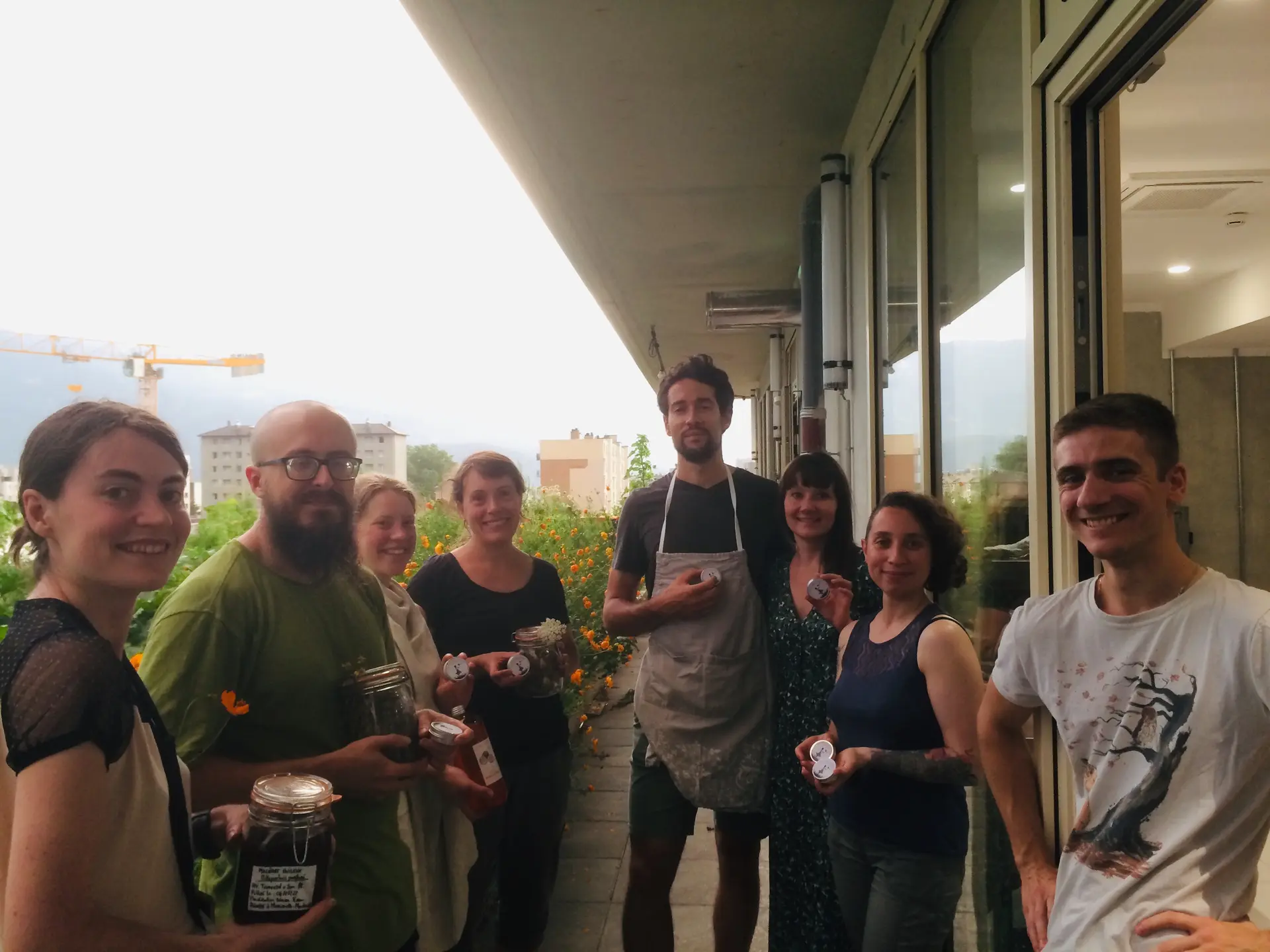 Un groupe de personnes présentant sa réalisation à l'atelier.