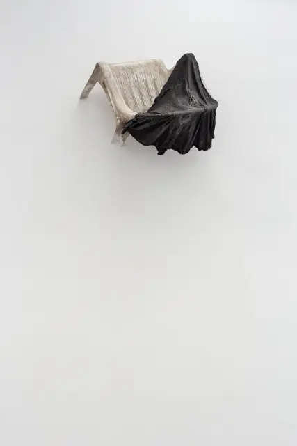 Try again, 2023 Fauteuil PVC, Tee-Shirt Aaliyah, Powertex 50x56x50cm – GaleriedelaScep