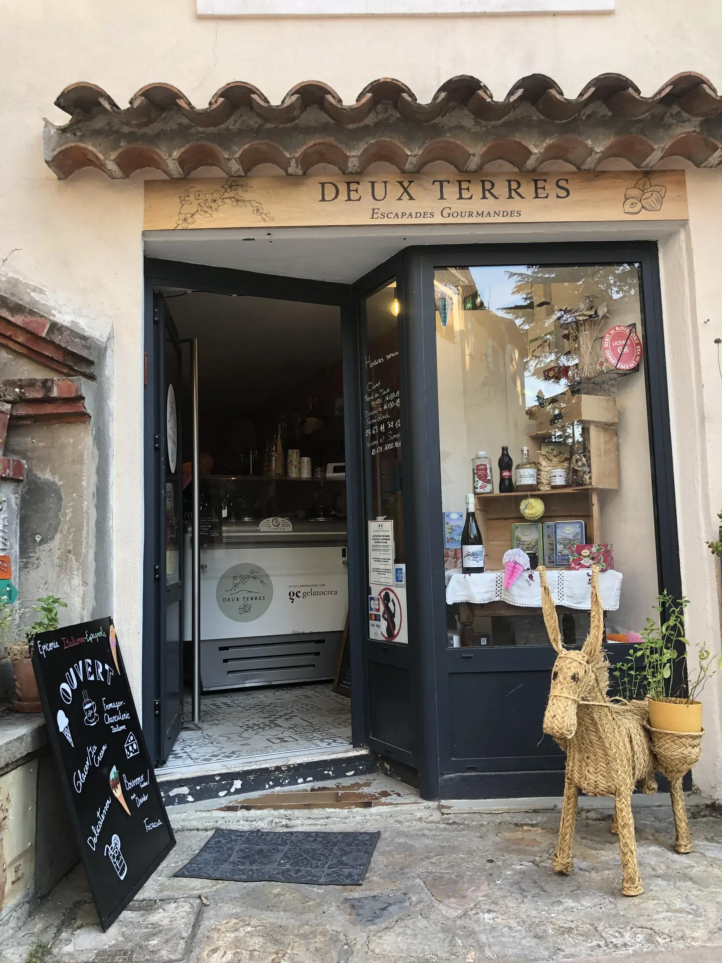 entrée de la boutique Les deux Terres