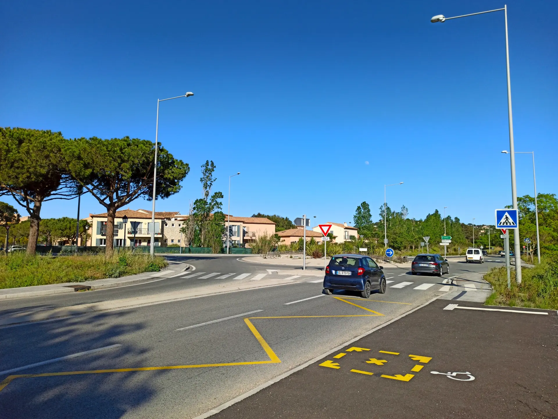 Arrêt de bus au rond point des Marines de Gassin https://gassin.eu