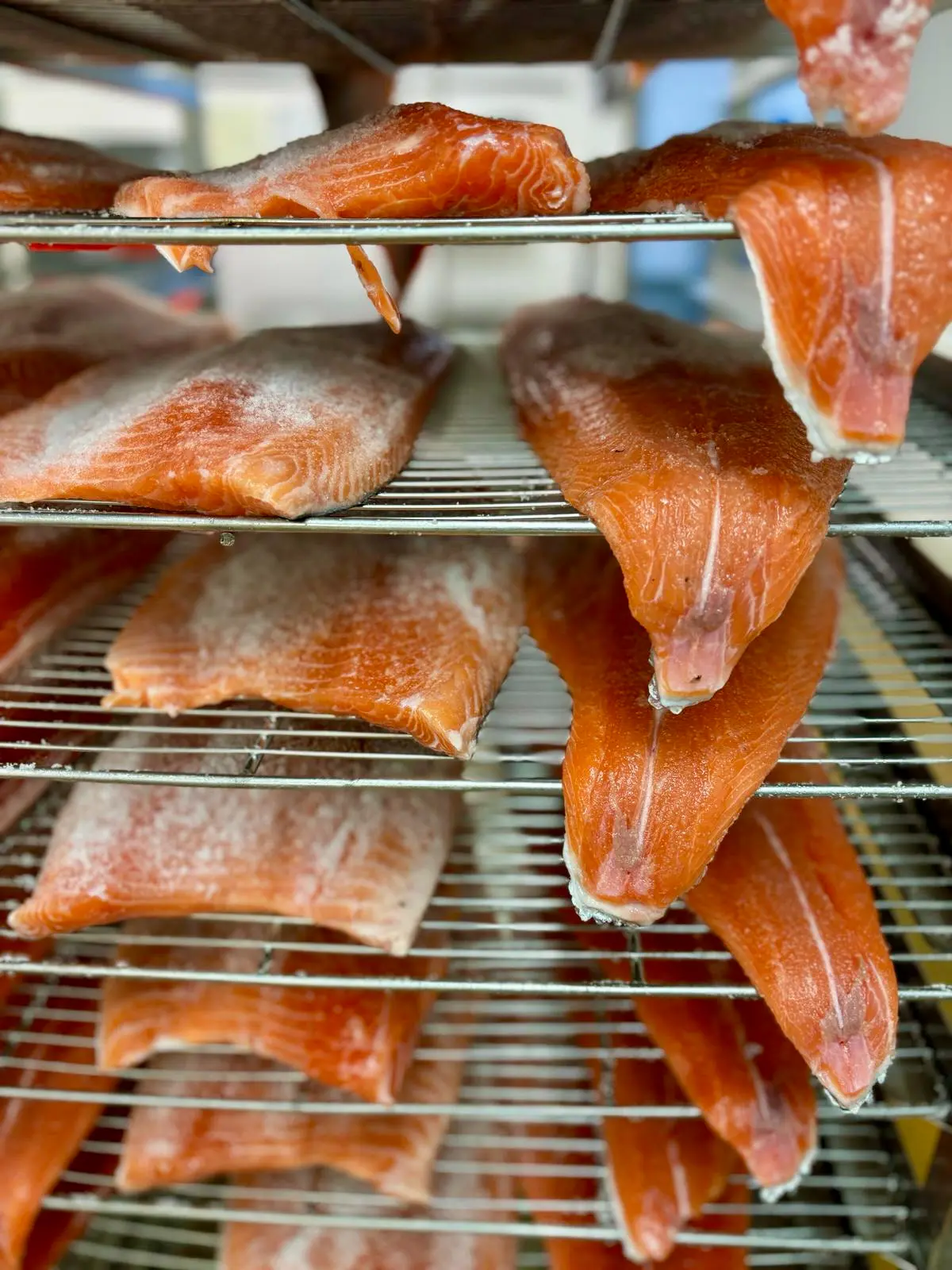 Des filets de poissons sont stockés sur un chariot de salage