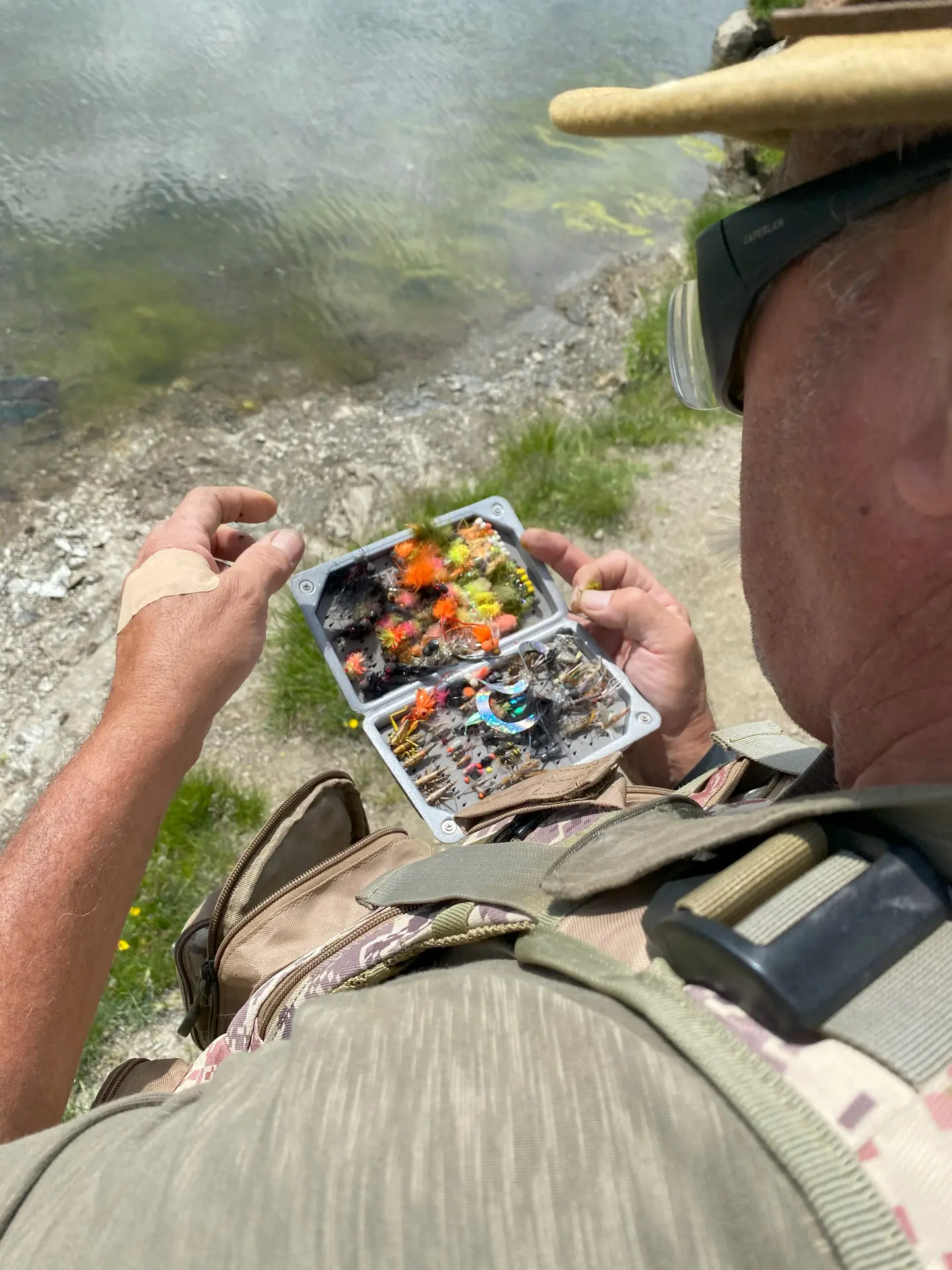 Pêche au bord du lac de l'Ouillette à Val d'Isère en été