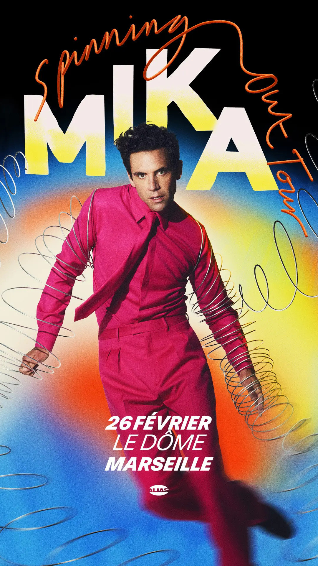 mika avec un costume rose