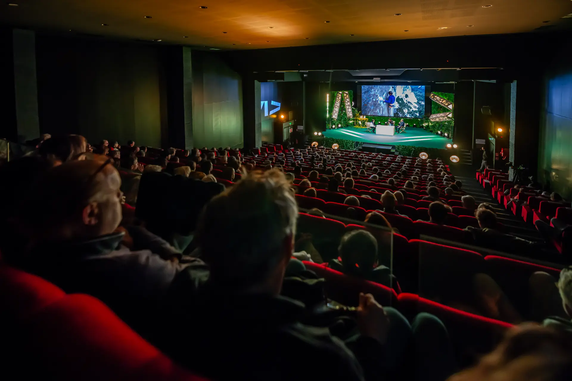 Scène de l'Auditorium du Centre de Congrès avec Sylvain Tesson et les réalisateurs - Festival International du Film Aventure & Découverte édition 2024