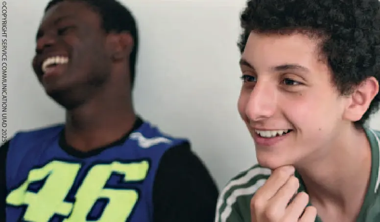 Deux garçons souriants