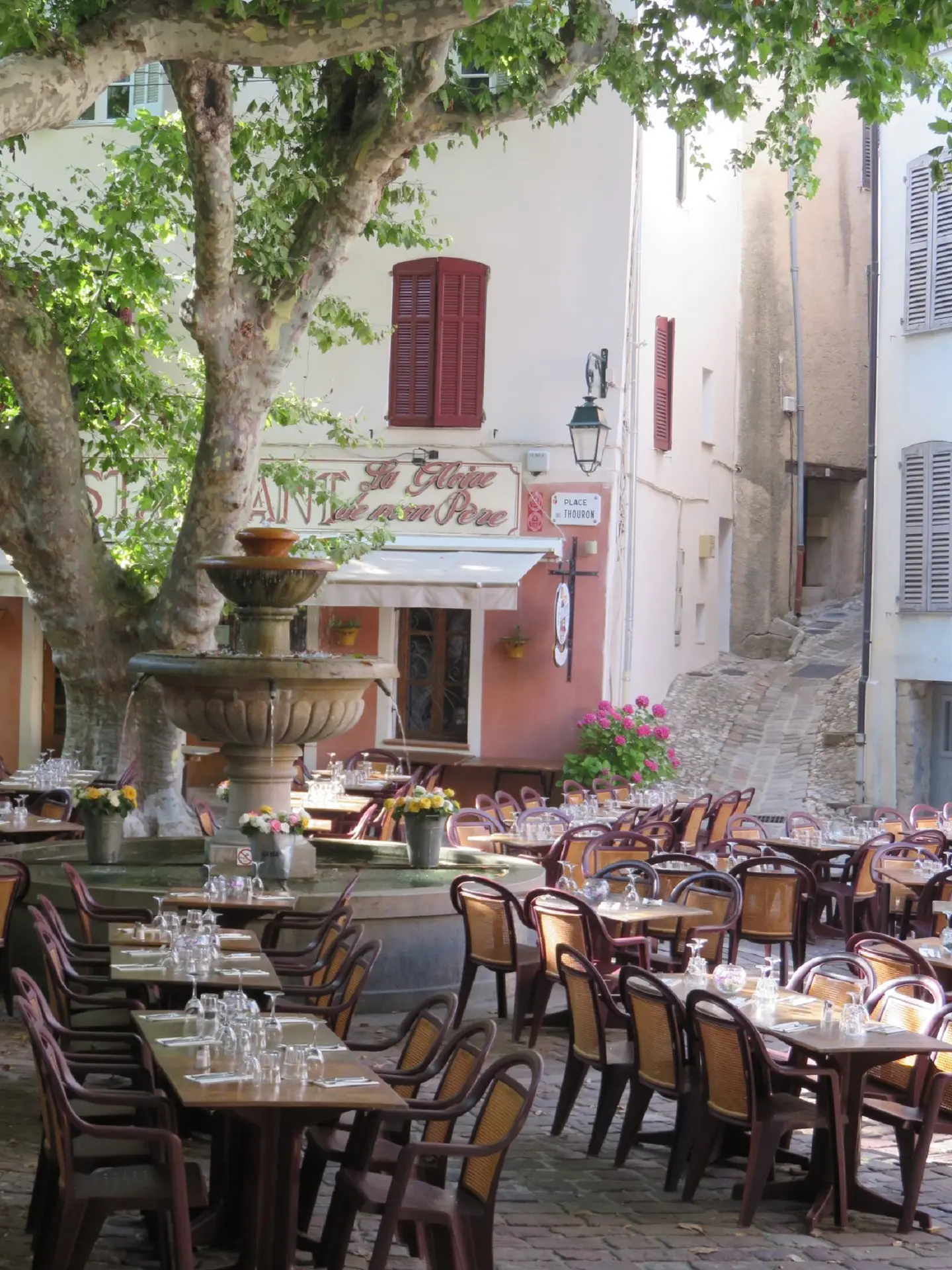 Place du Thouron à Seillans