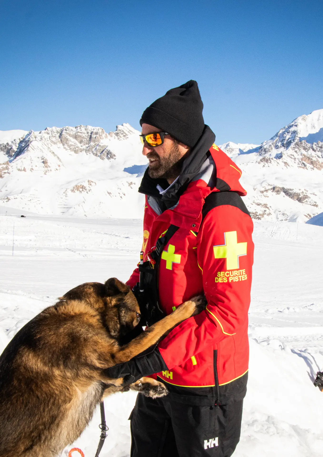 Pisteur de Val d'Isère et son chien d'avalanche