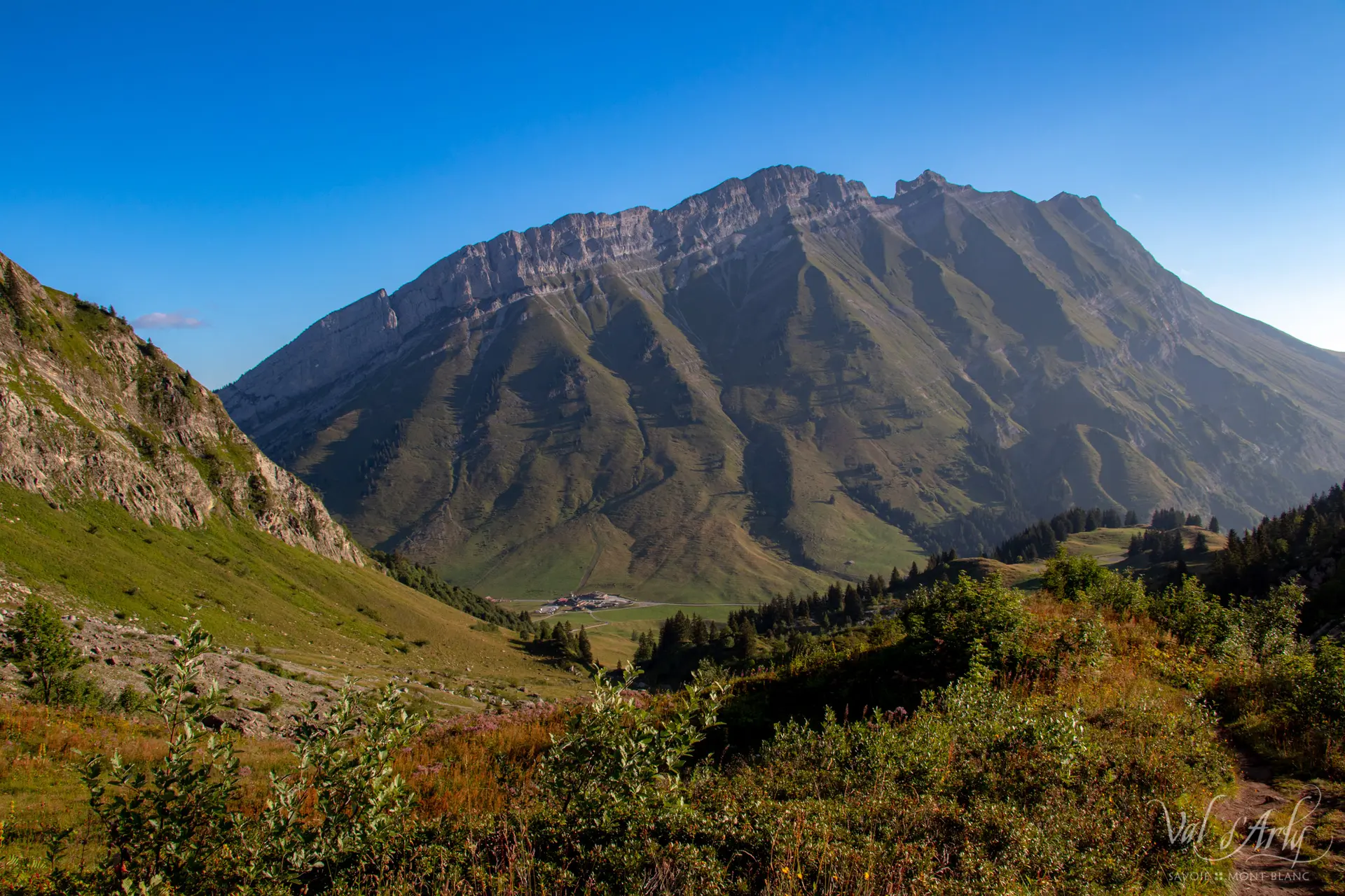 Vue depuis le sentier sur le Col des Aravis et la Porte des Aravis
