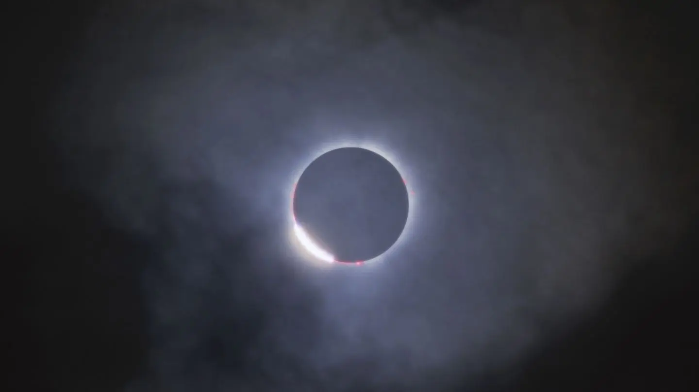 Distribution de lunettes pour l'observation de l'éclipse solaire_Les Orres
