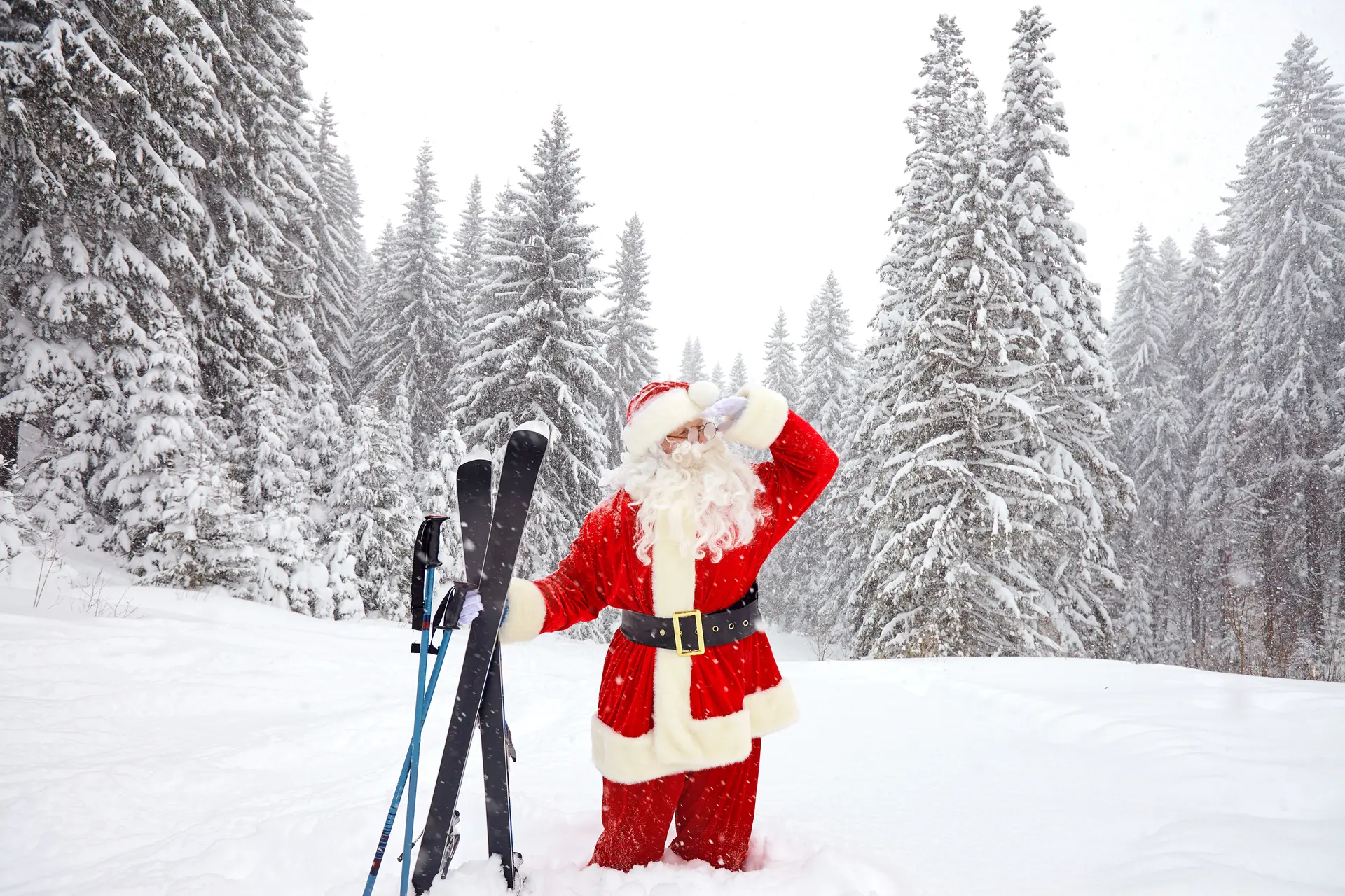 Père Noël dans la neige avec ses skis