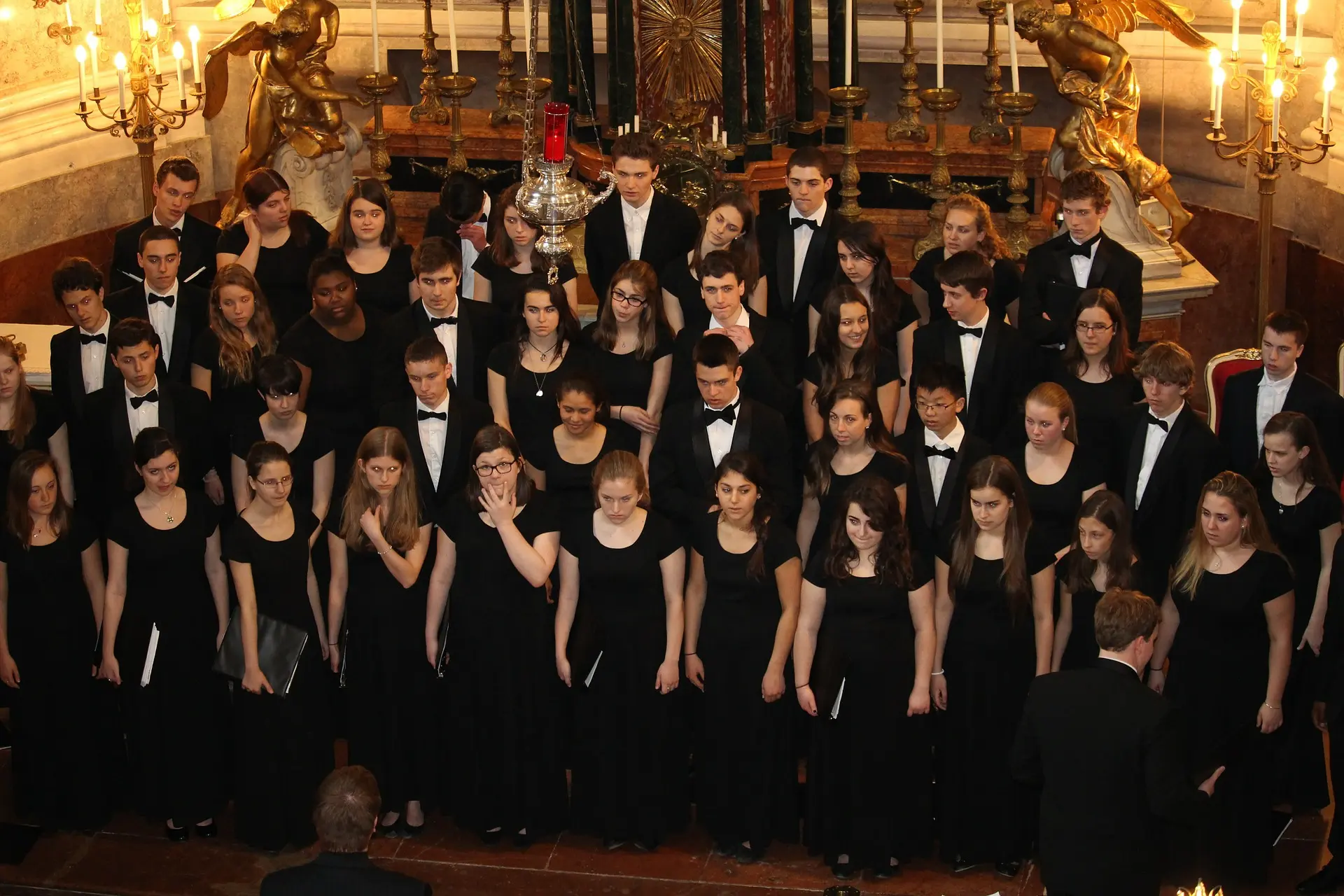 Photo non contractuelle d'une chorale de plusieurs personnes.