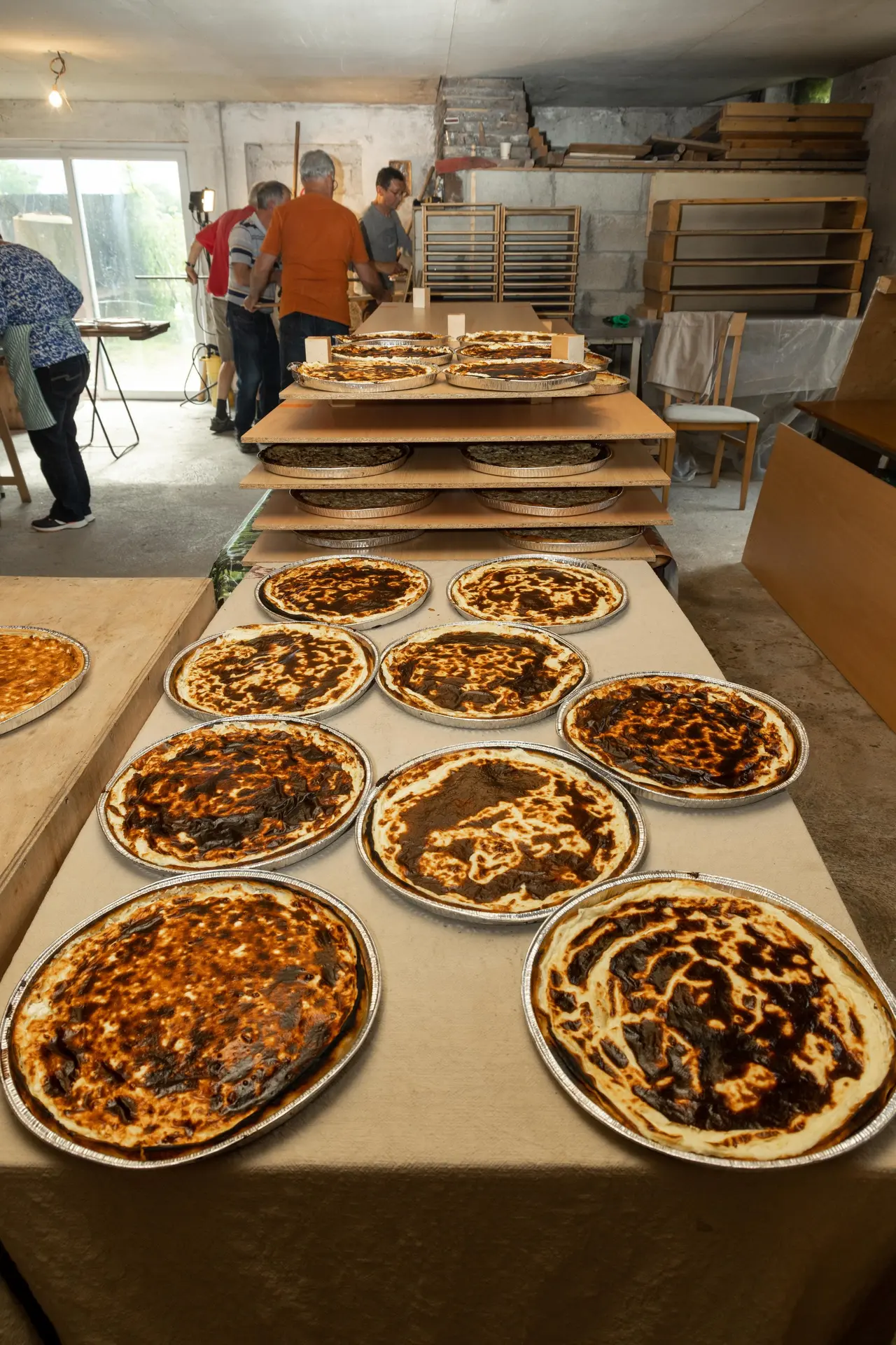 Préparation des tartes cuites au feu de bois