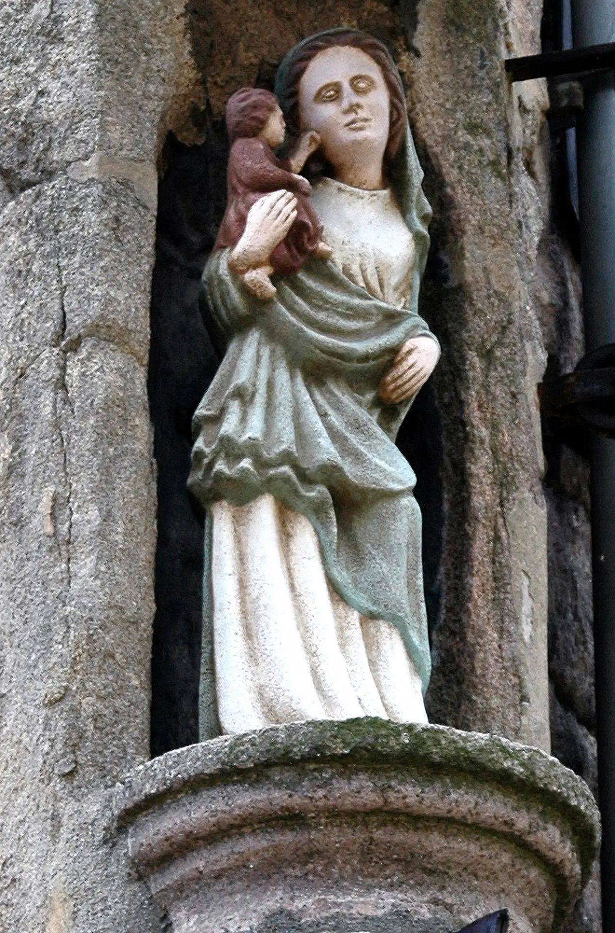Vierge à l'enfant - St Bonnet le Château 42380