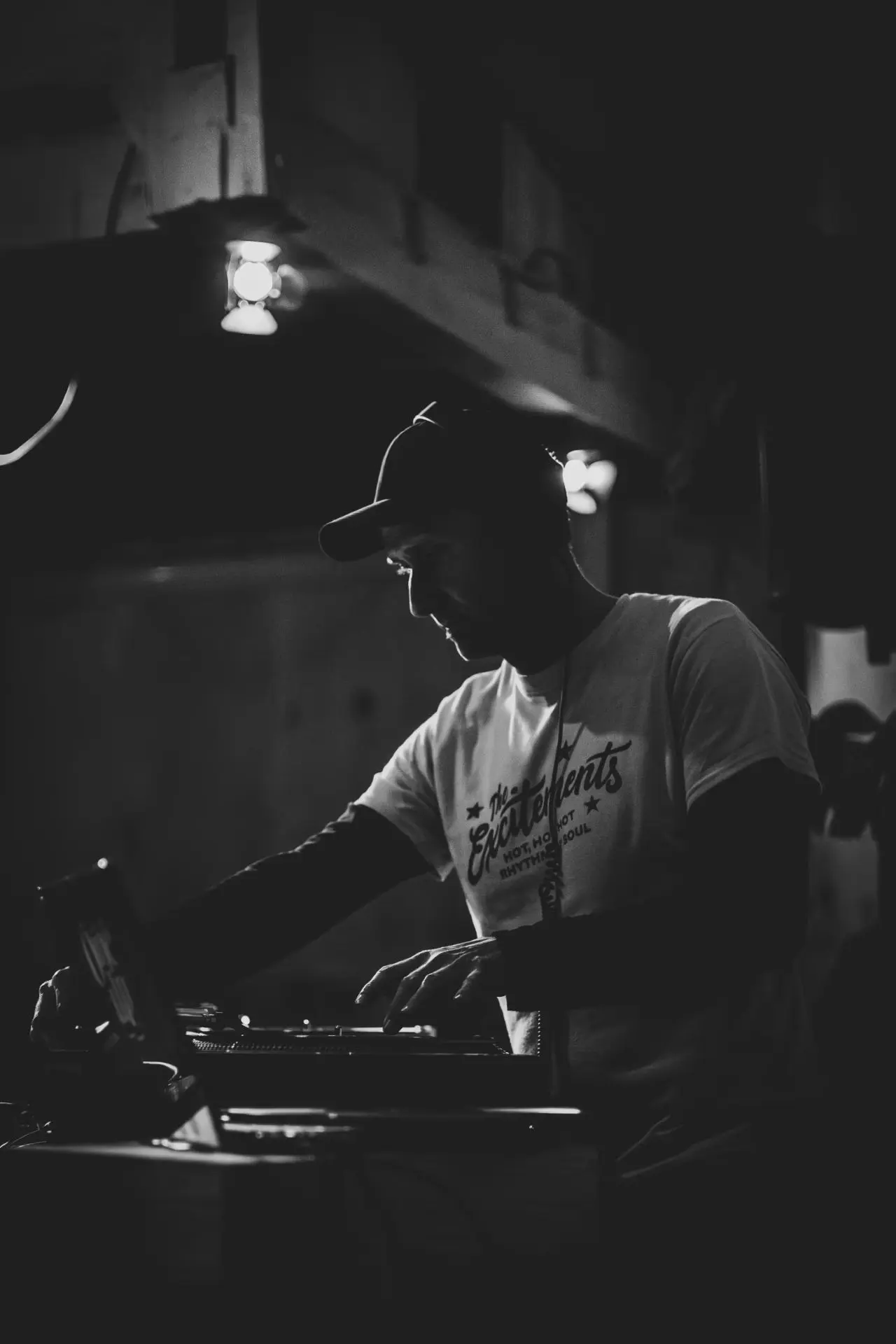 affiche web noir et blanc d'un dj