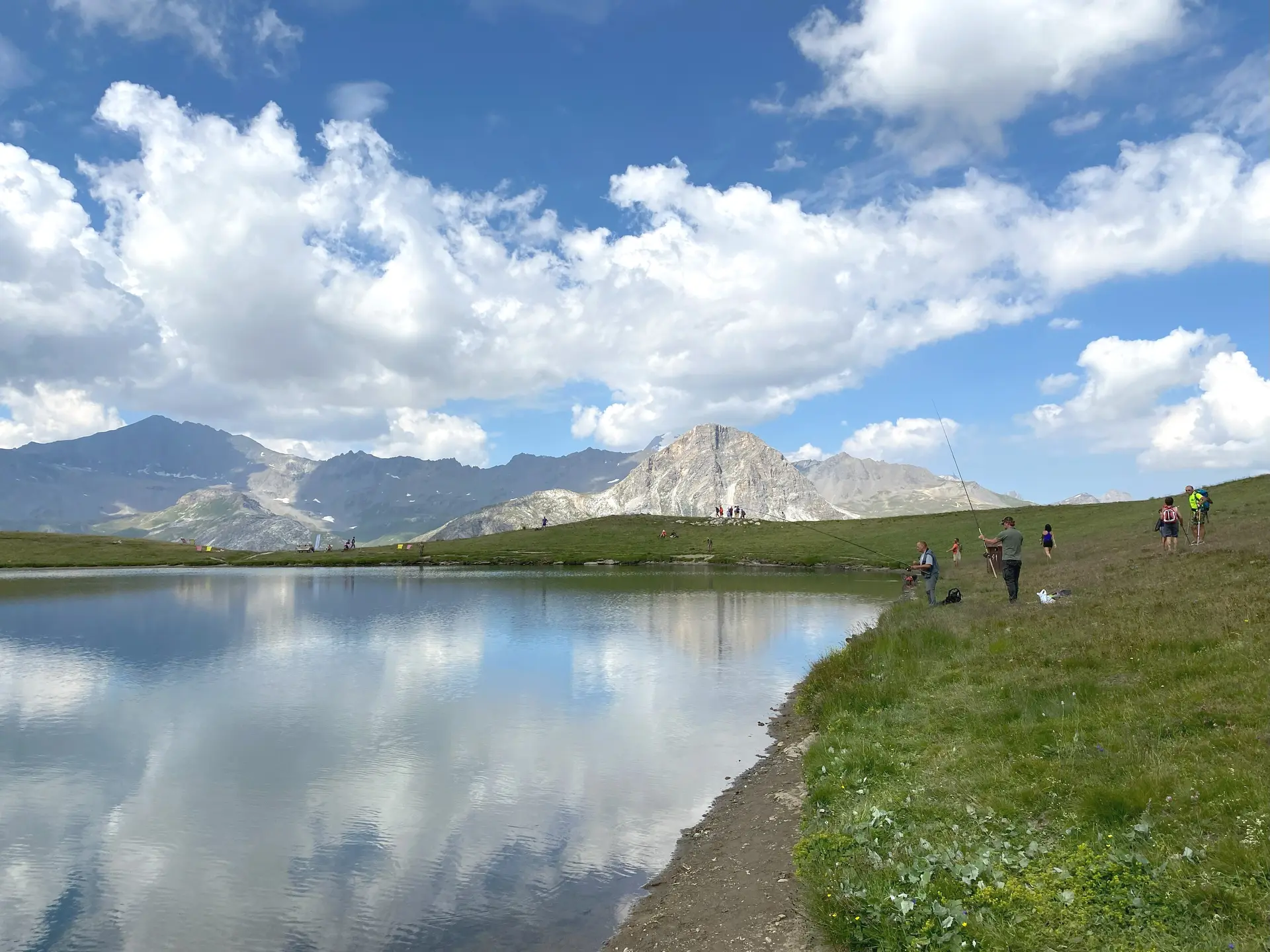 Pêche au bord du lac de l'Ouillette à Val d'Isère en été