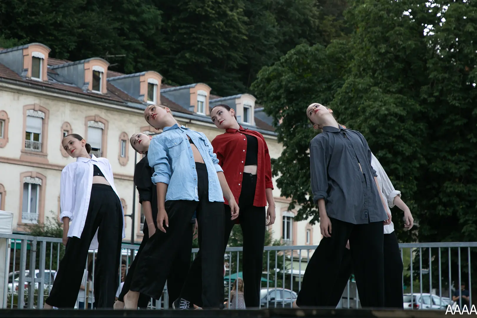 Un groupe de six danseuses sur la scène d'Uriage en danse.