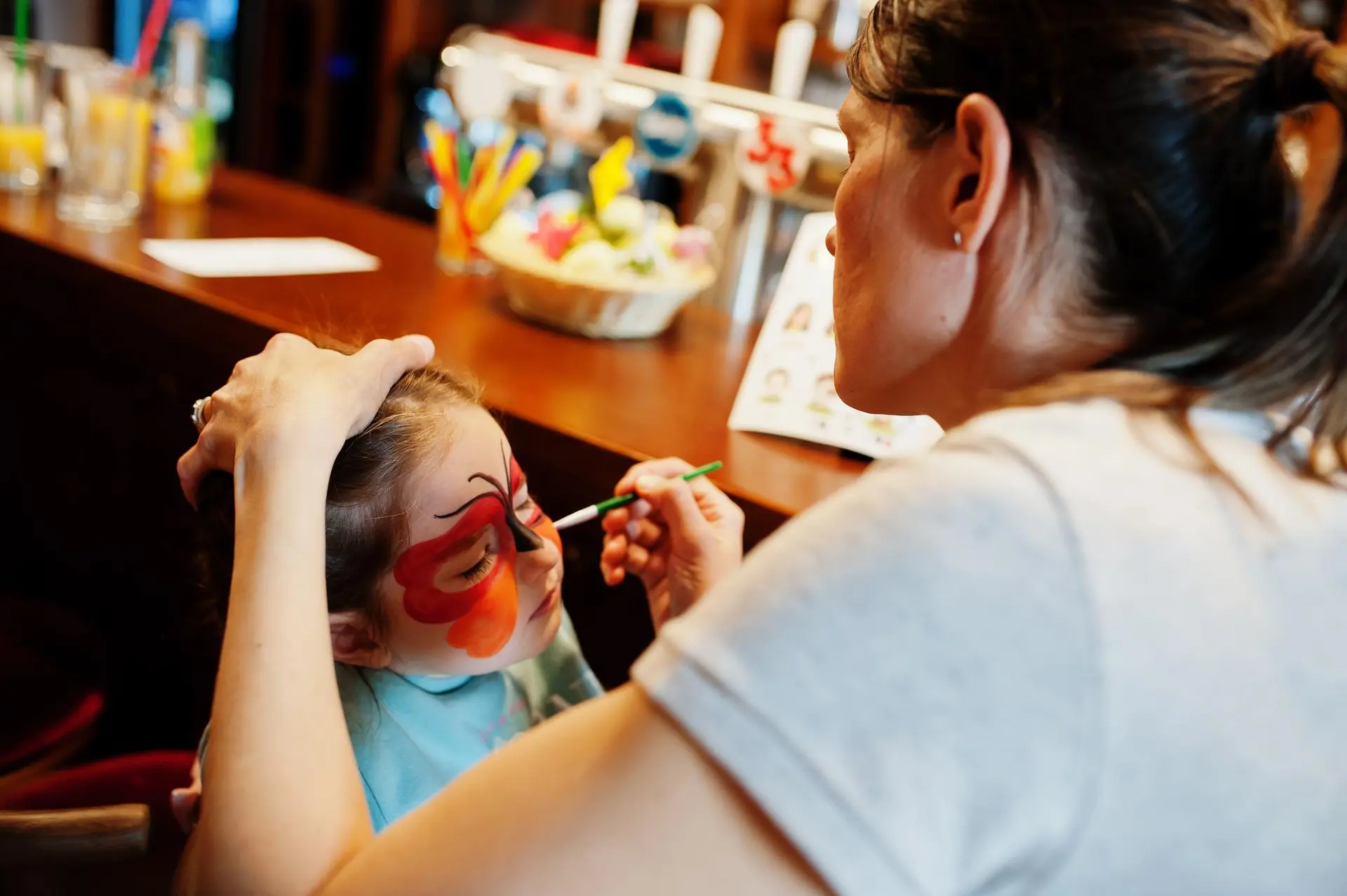 Enfant se faisant maquiller