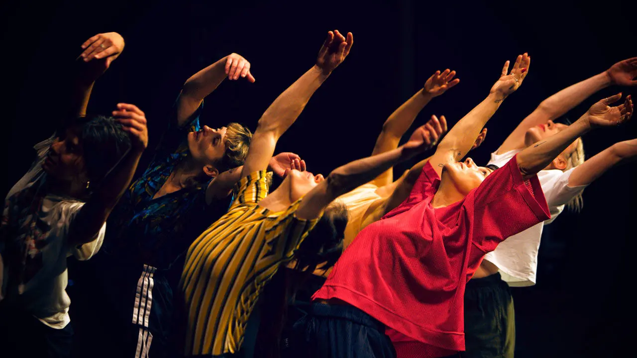 danseurs penchés en arrière les bras tendus en arrières