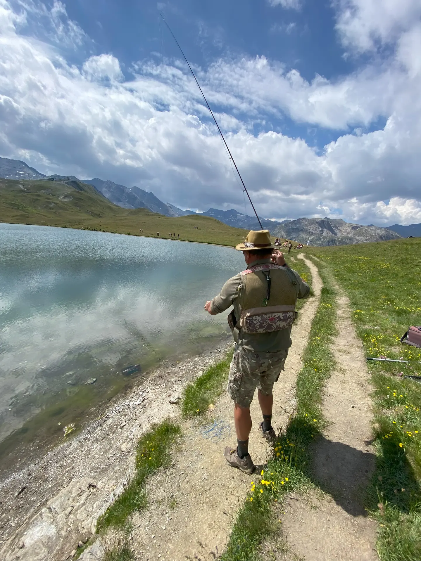 Pêche au bord du lac de l'Ouillette à Val d'Isère en été