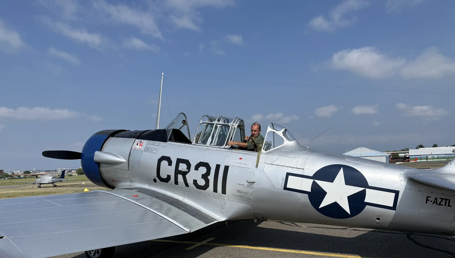 Un avion d'époque sur un tarmac