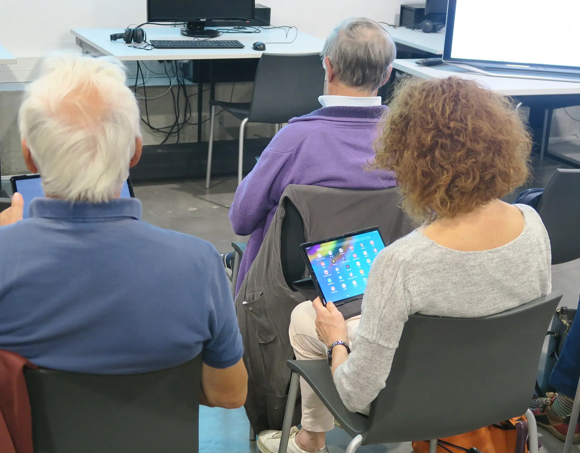Des séniors avec leur tablette à la main