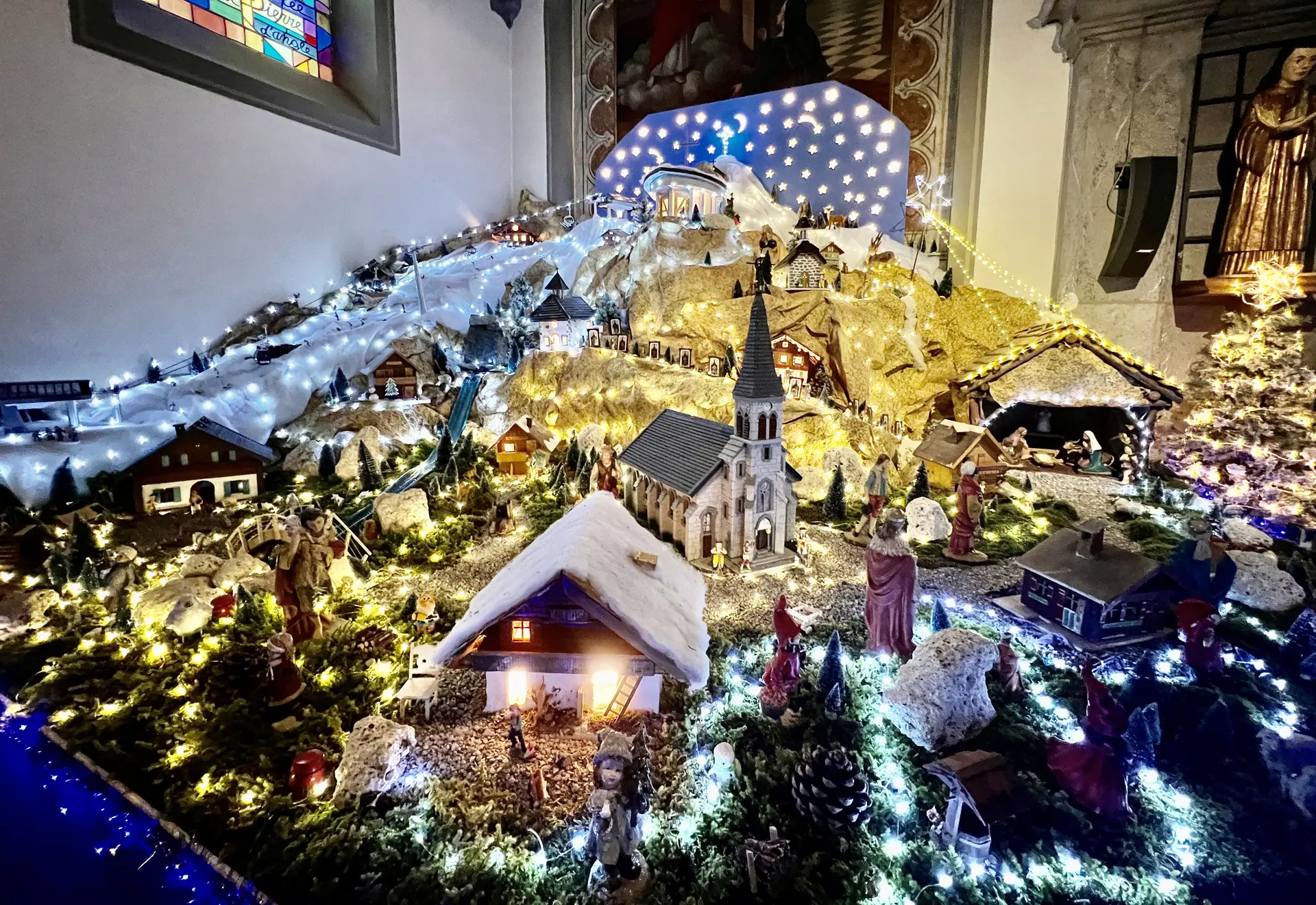 Crèche de Noël dans l'église St Laurent de Châtel