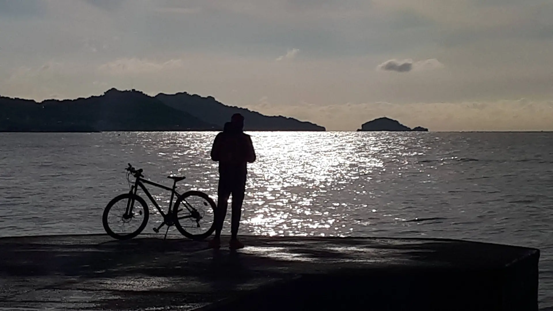 cycliste en bord de mer photo contre jour