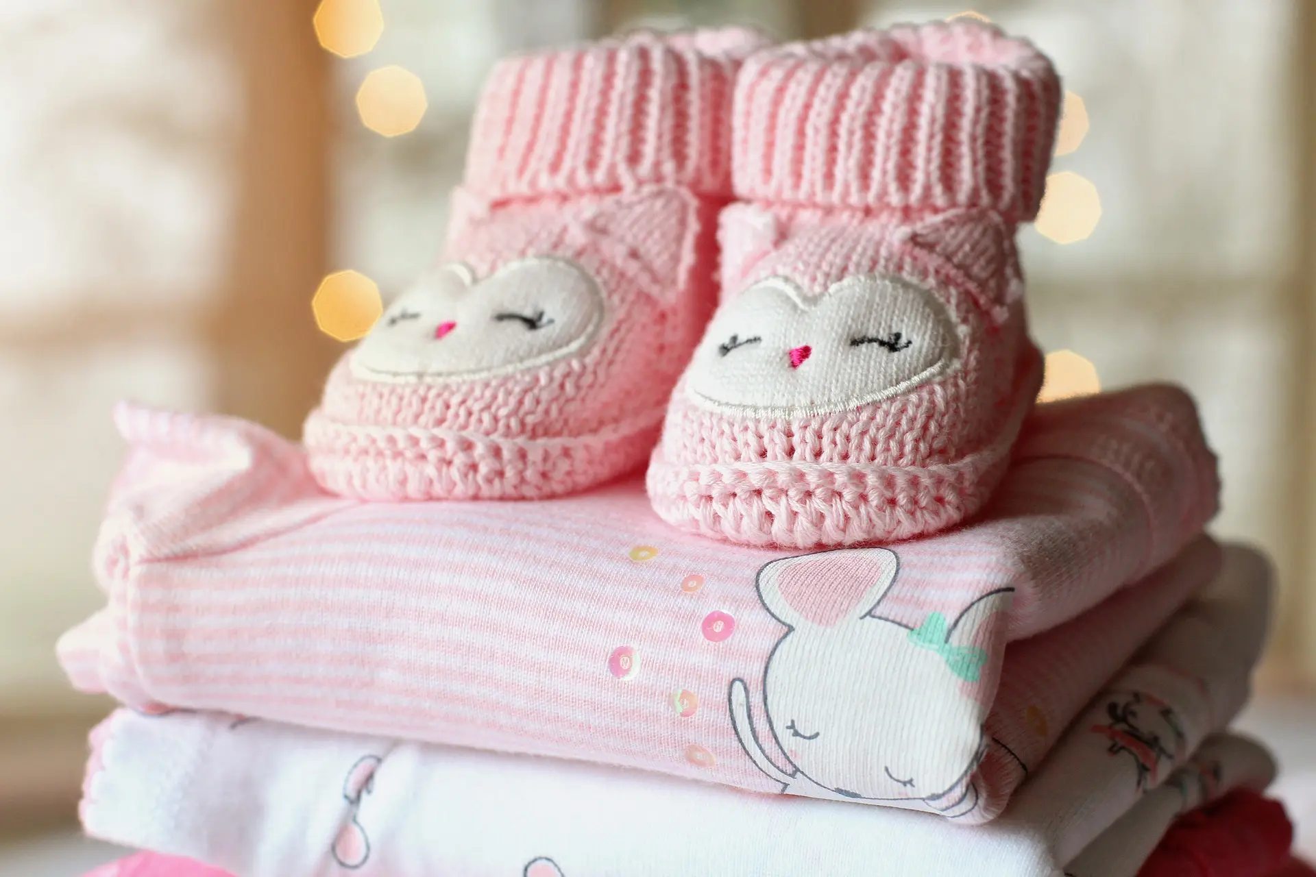 vêtements enfants et chaussons tricotés à la main