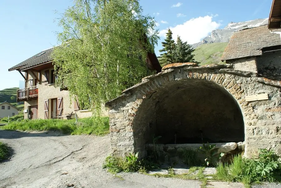 La fontaine du hameau des Cours